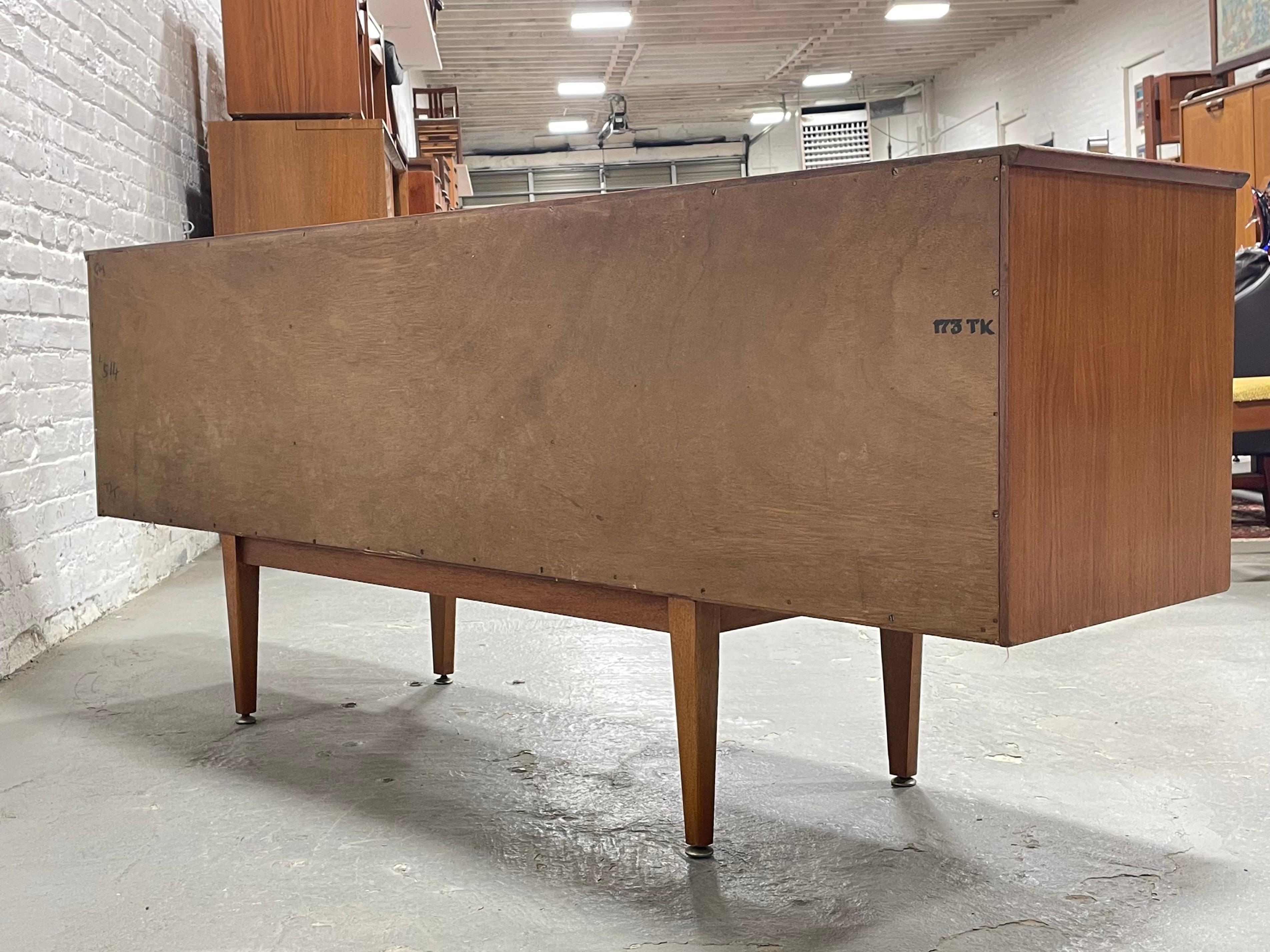 Credenza / supporto multimediale in teak danese della metà del secolo scorso di Jentique, 1960 ca. in vendita 8