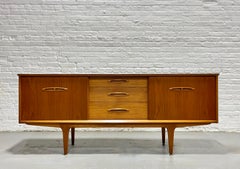 CREDENZA / Media Stand danois moderne du milieu du siècle en teck par Jentique, C.C.
