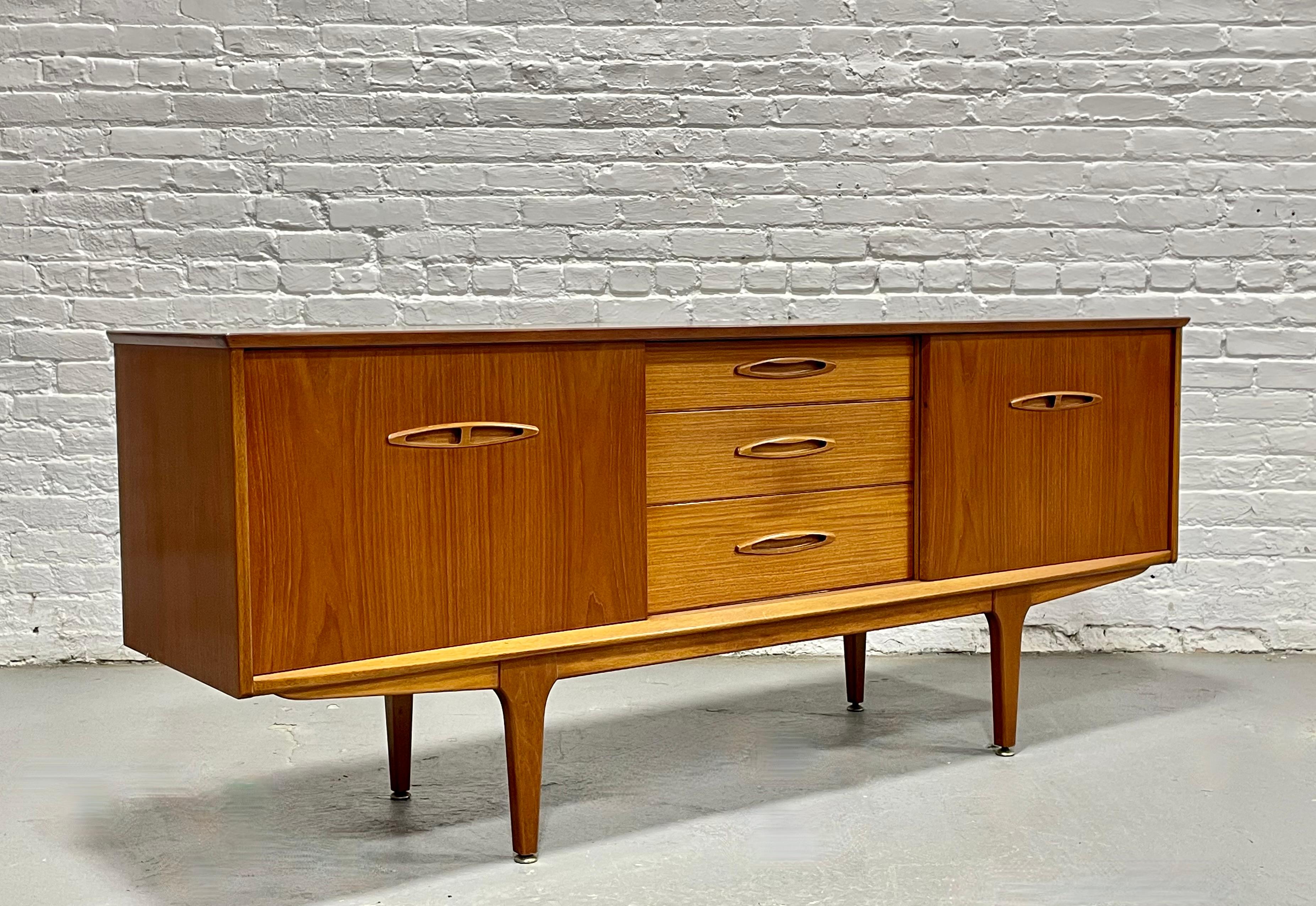 Mid-Century moderno Credenza / supporto multimediale in teak danese della metà del secolo scorso di Jentique, 1960 ca. in vendita