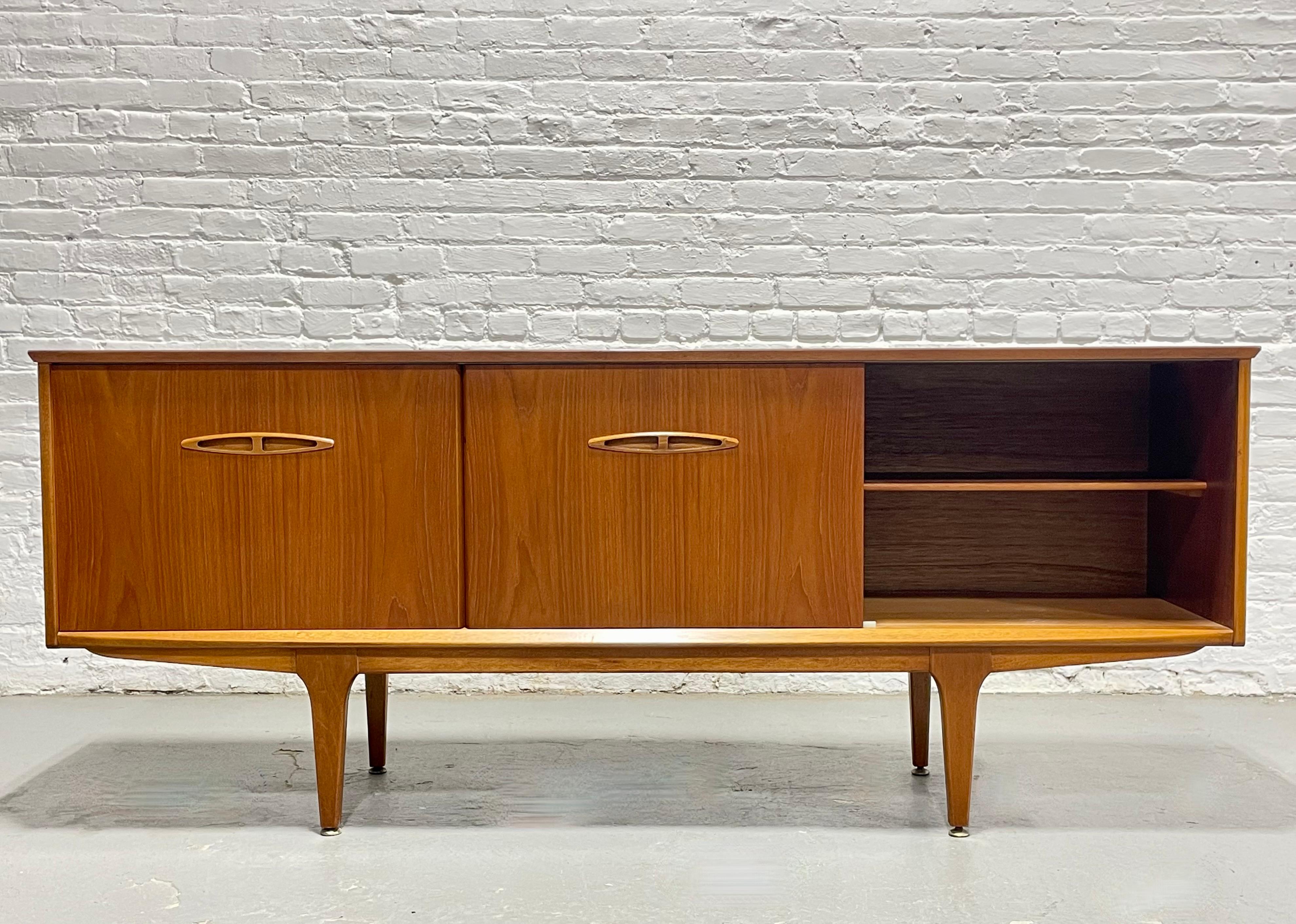 Credenza / supporto multimediale in teak danese della metà del secolo scorso di Jentique, 1960 ca. In condizioni buone in vendita a Weehawken, NJ