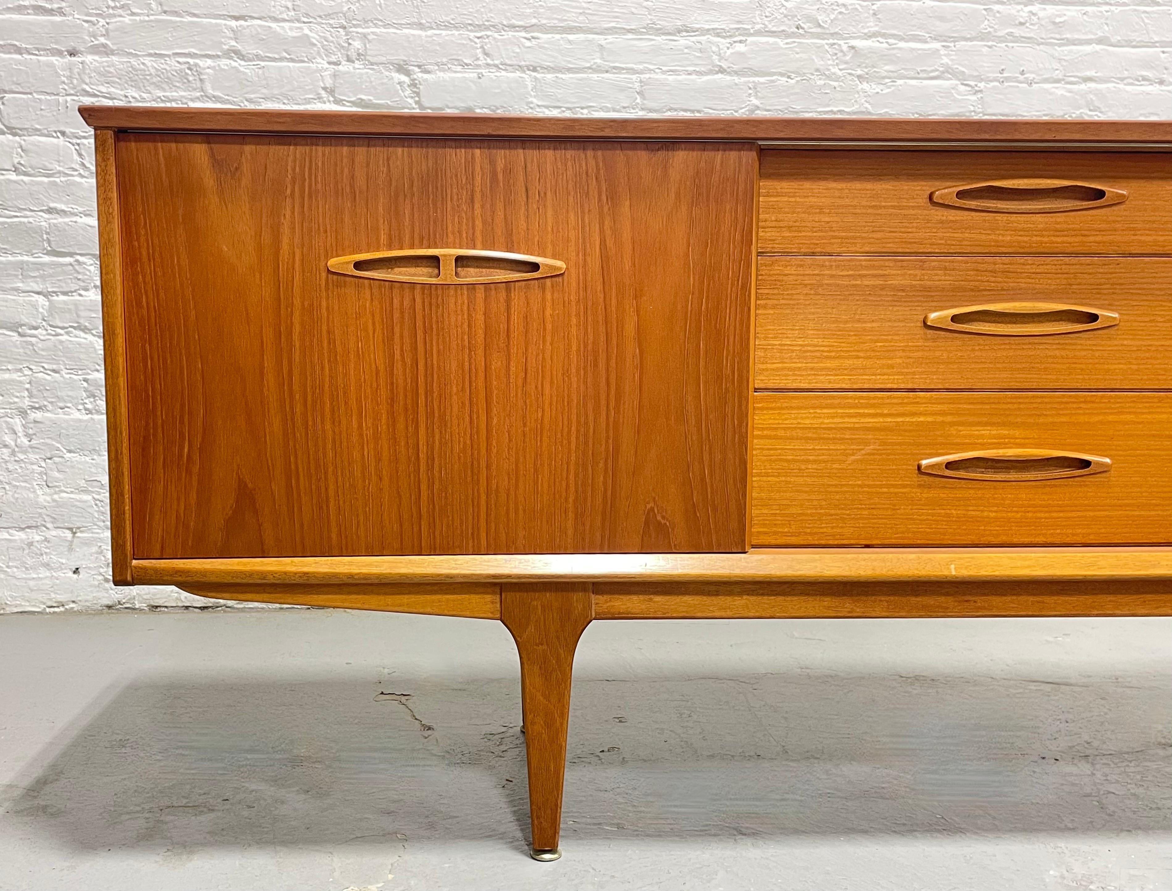 Metà XX secolo Credenza / supporto multimediale in teak danese della metà del secolo scorso di Jentique, 1960 ca. in vendita