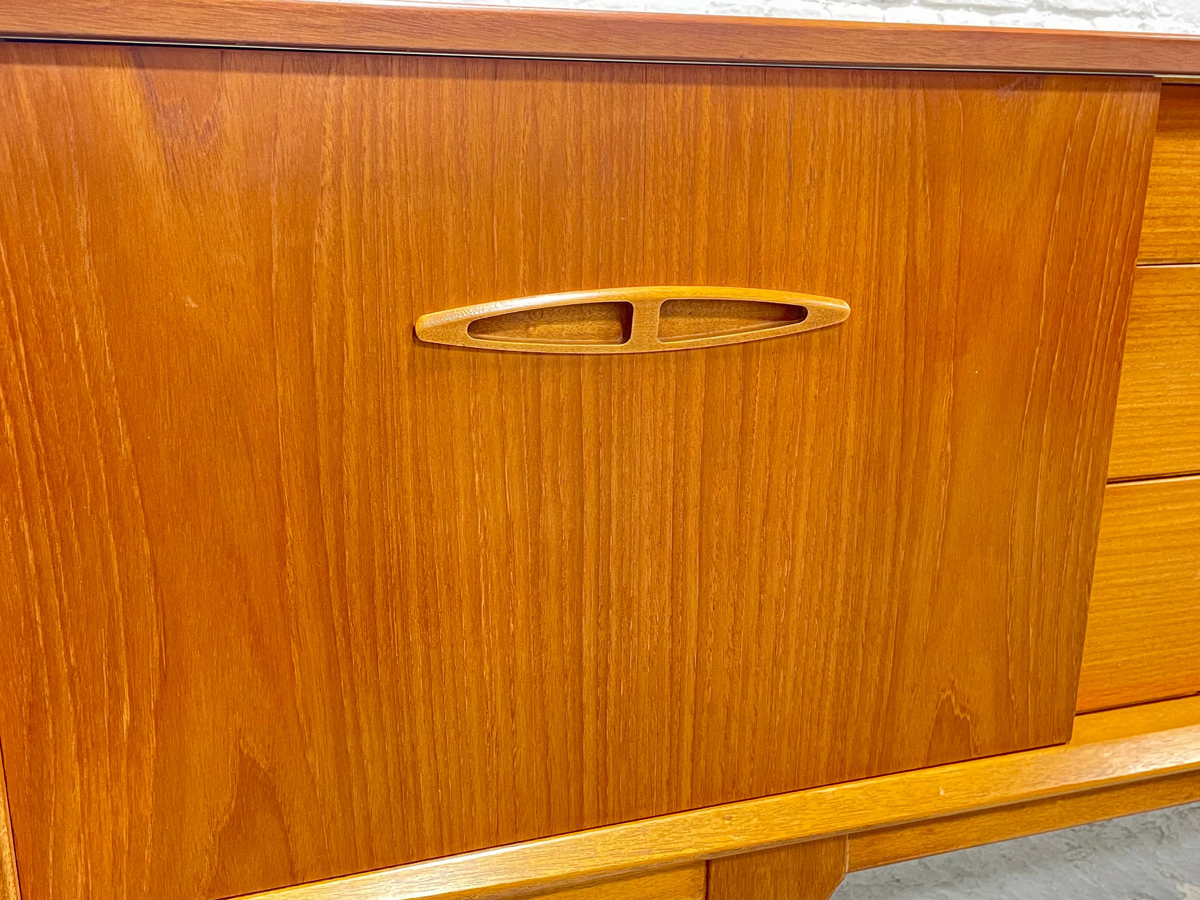 Teak Credenza / supporto multimediale in teak danese della metà del secolo scorso di Jentique, 1960 ca. in vendita