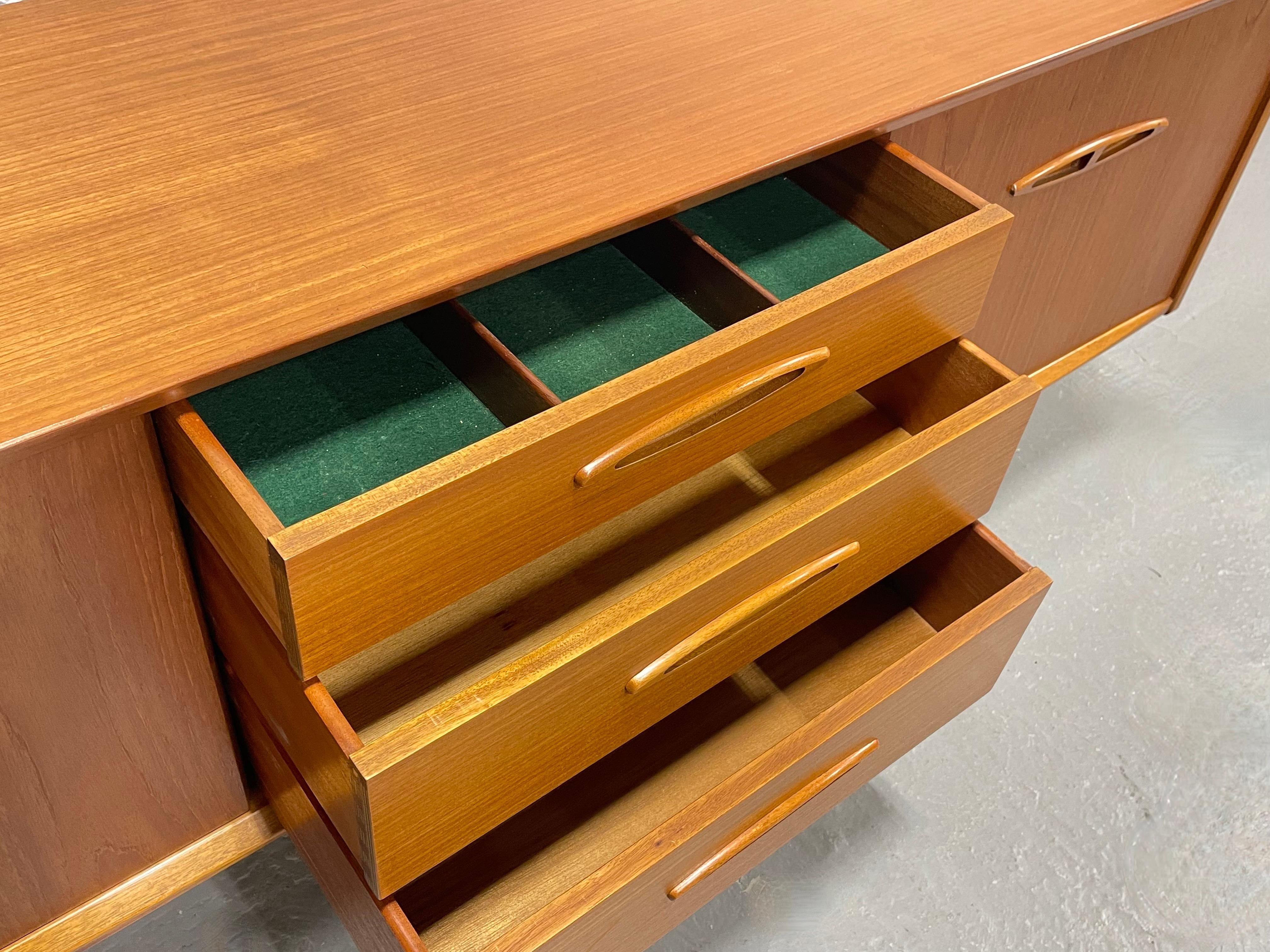 Credenza / supporto multimediale in teak danese della metà del secolo scorso di Jentique, 1960 ca. in vendita 1