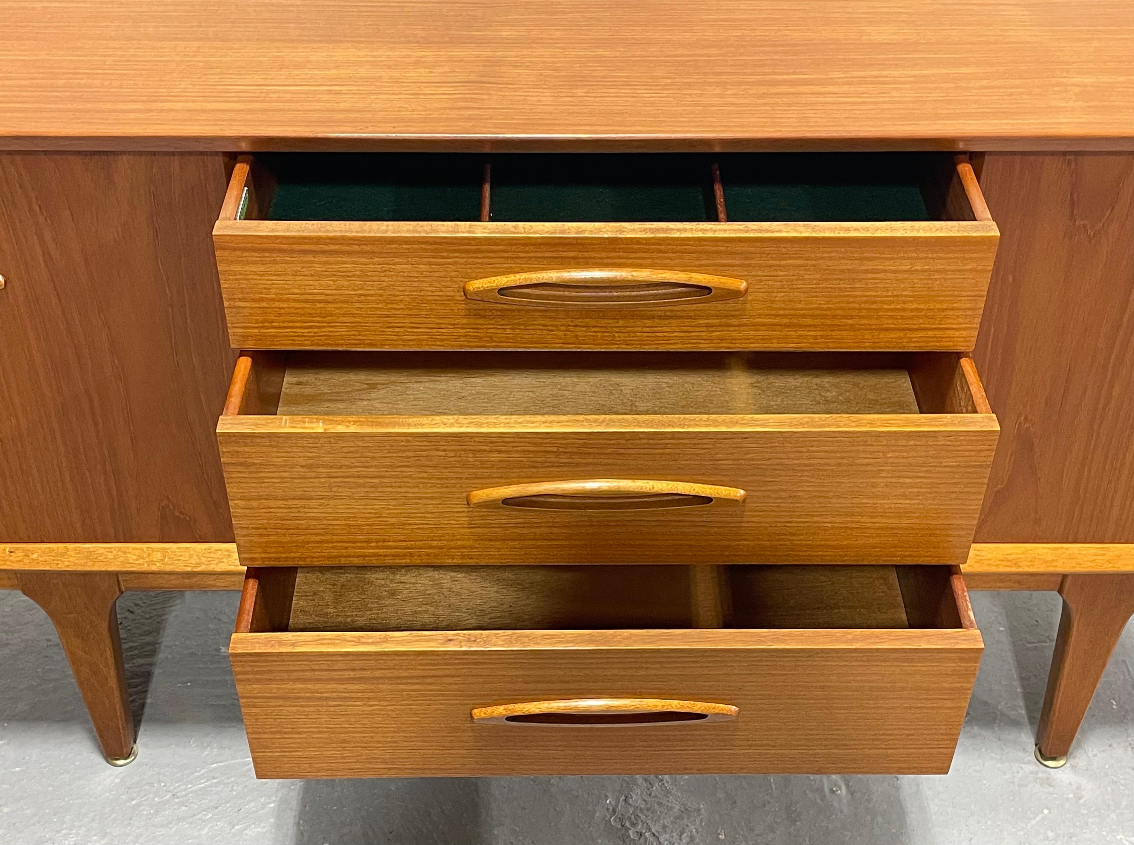 Credenza / supporto multimediale in teak danese della metà del secolo scorso di Jentique, 1960 ca. in vendita 3