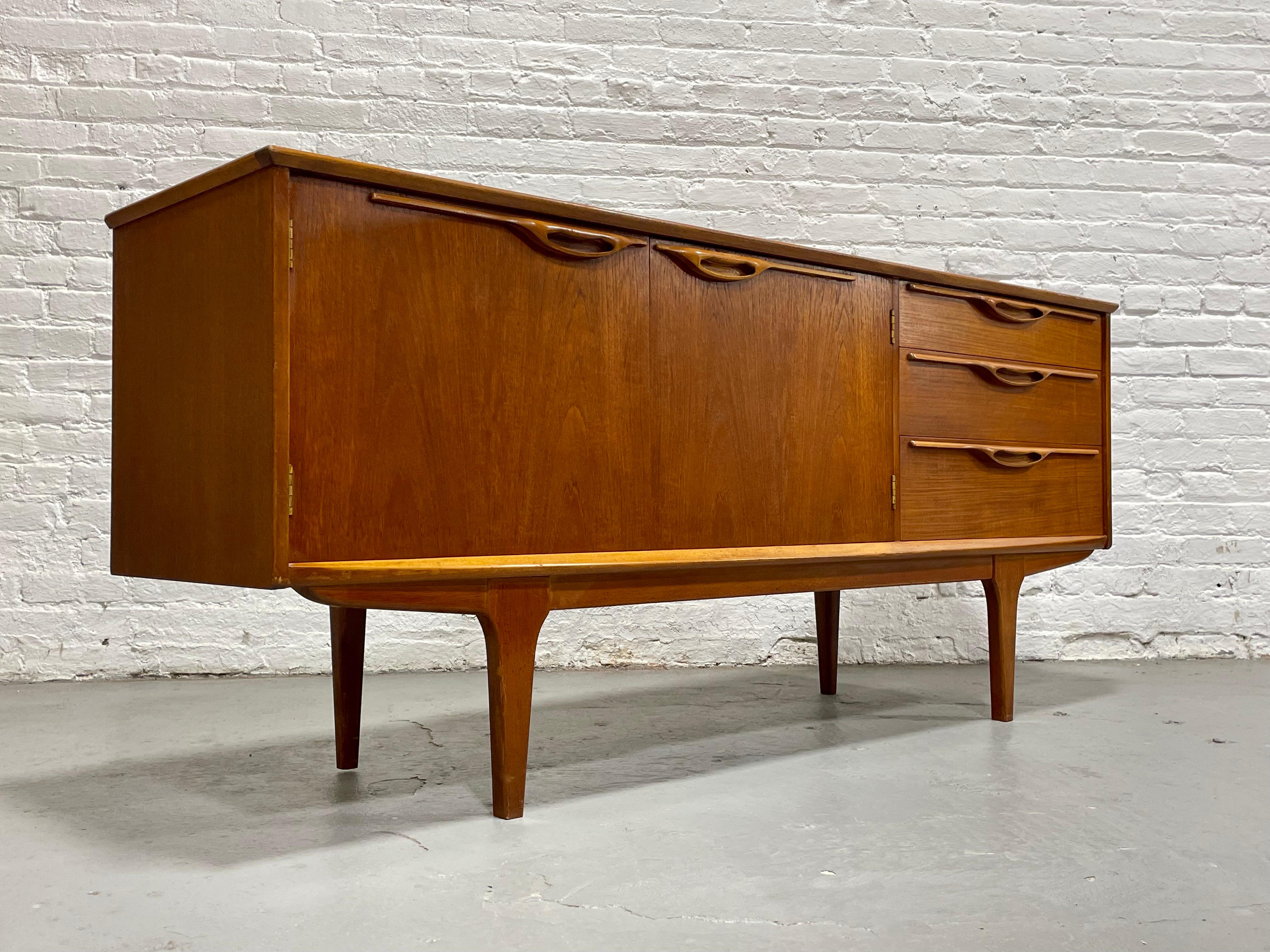 Mid-Century moderno Credenza / supporto multimediale in teak danese della metà del secolo scorso, 1960 ca. in vendita