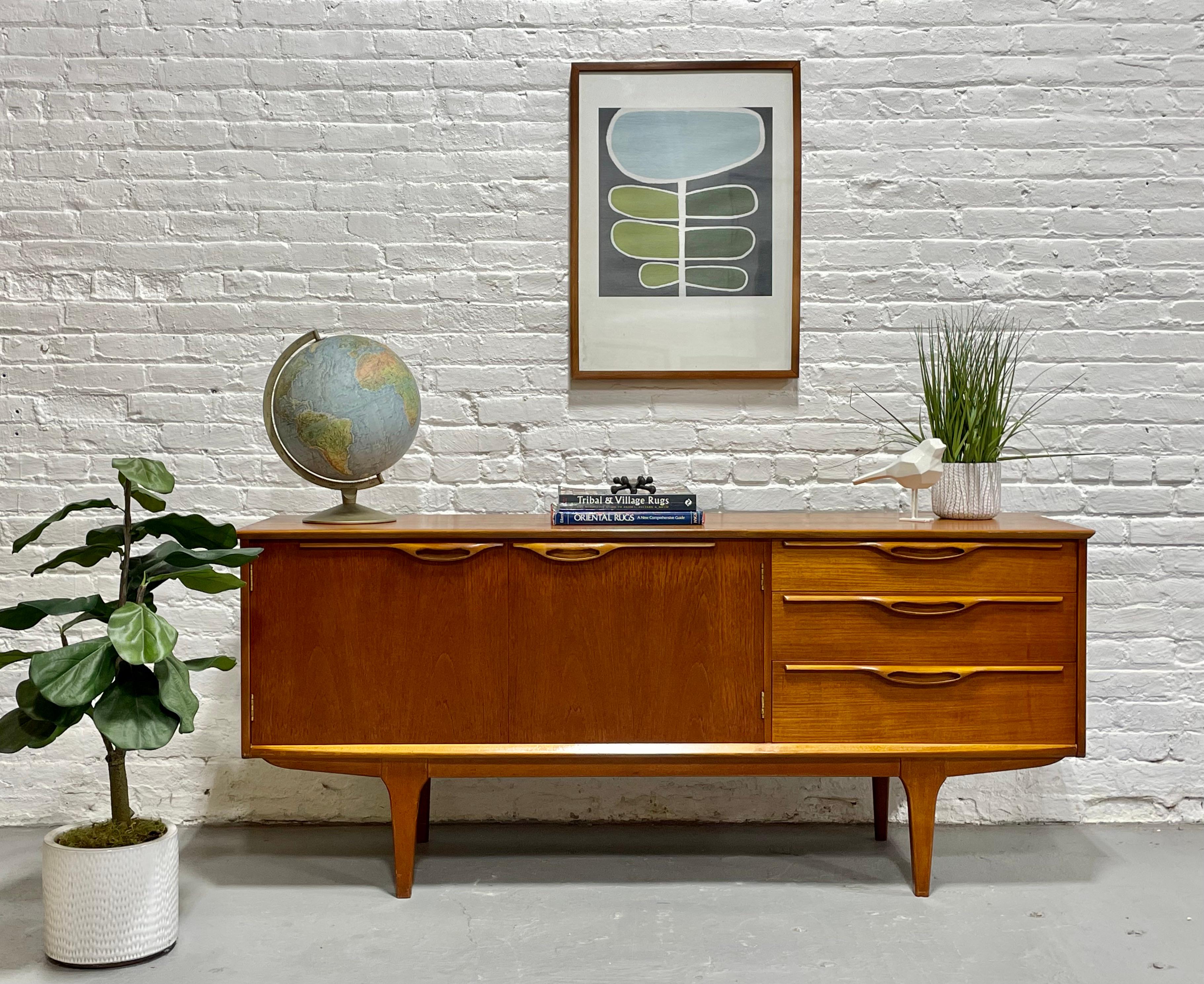 Credenza / supporto multimediale in teak danese della metà del secolo scorso, 1960 ca. In condizioni buone in vendita a Weehawken, NJ