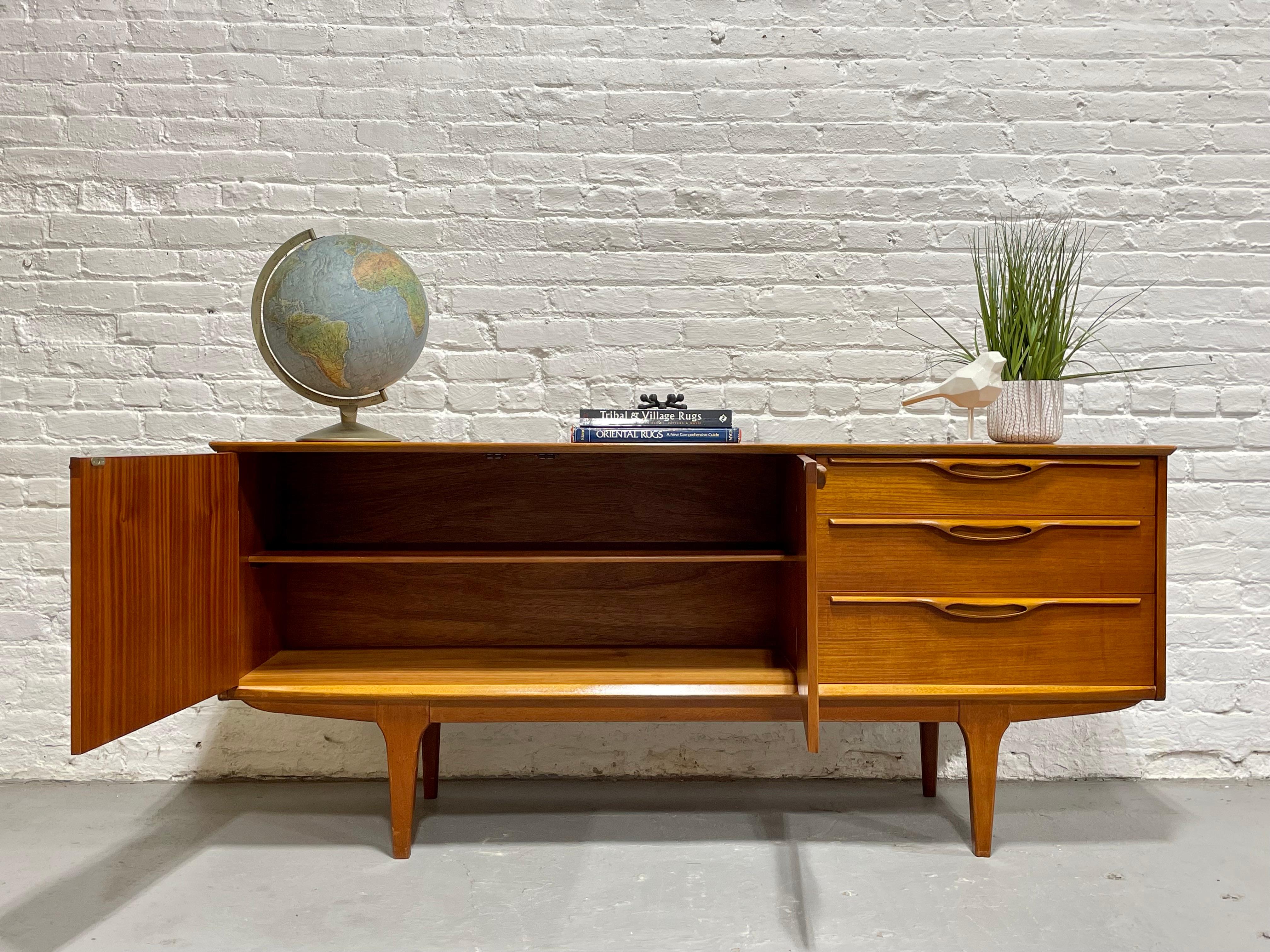 Metà XX secolo Credenza / supporto multimediale in teak danese della metà del secolo scorso, 1960 ca. in vendita