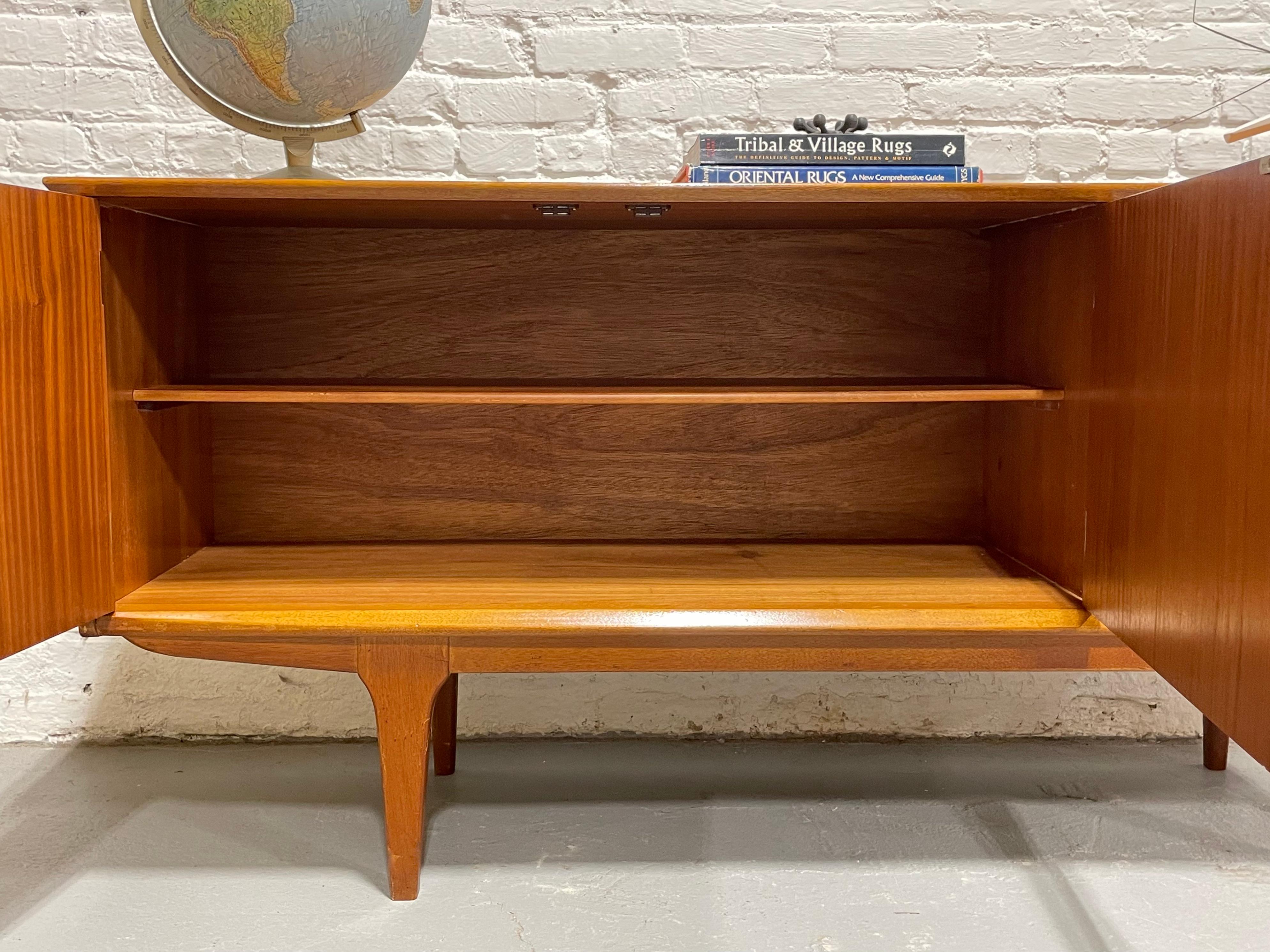Teak Credenza / supporto multimediale in teak danese della metà del secolo scorso, 1960 ca. in vendita