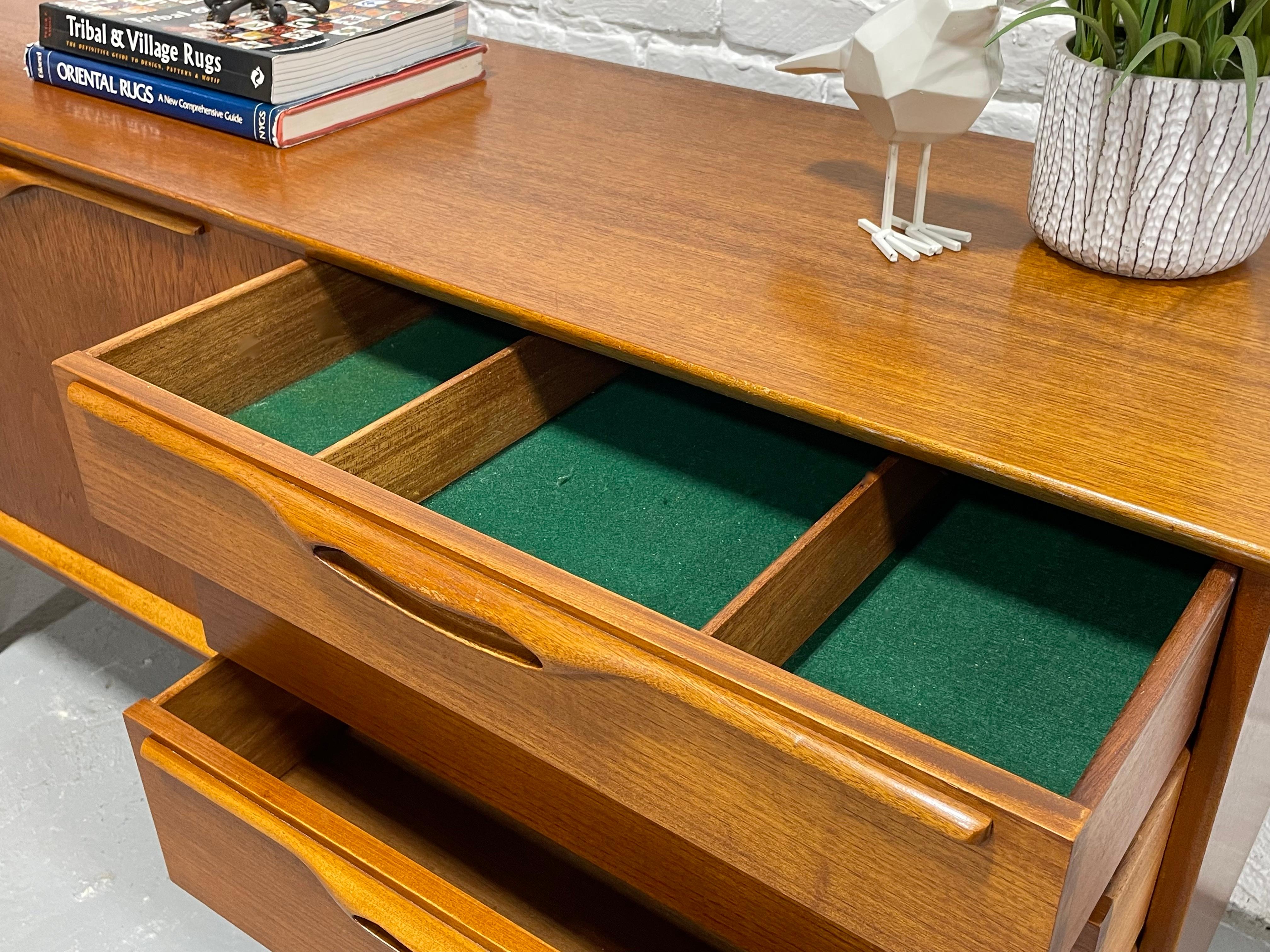 Credenza / supporto multimediale in teak danese della metà del secolo scorso, 1960 ca. in vendita 1