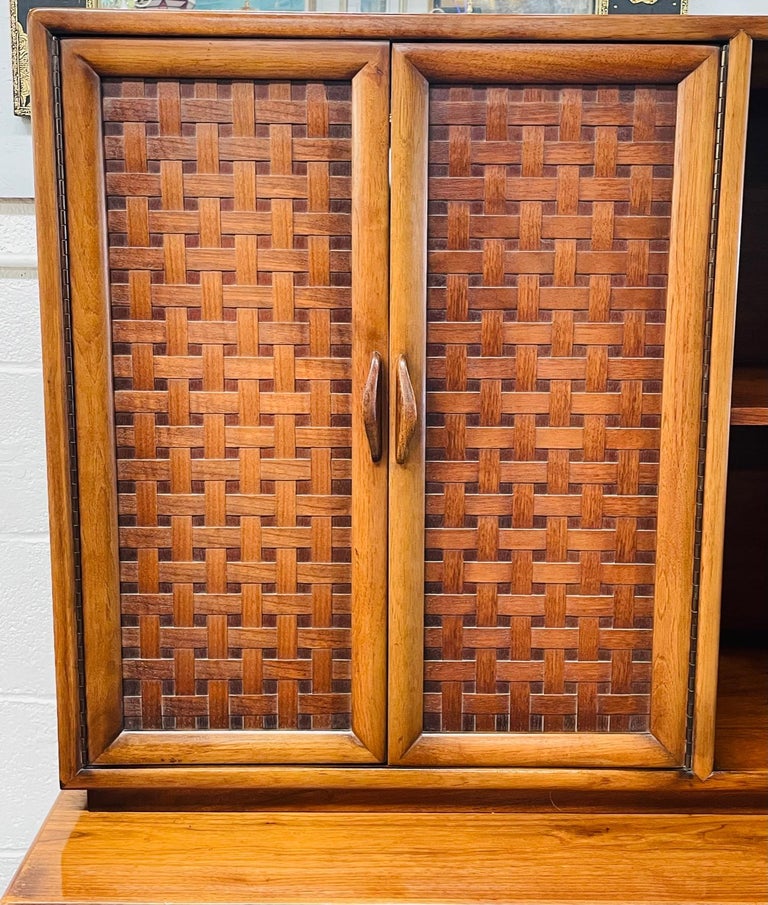 Mid-Century Modern Danish Teak Credenza, Sideboard, Bar or Cocktail Cabinet In Good Condition For Sale In Plainview, NY