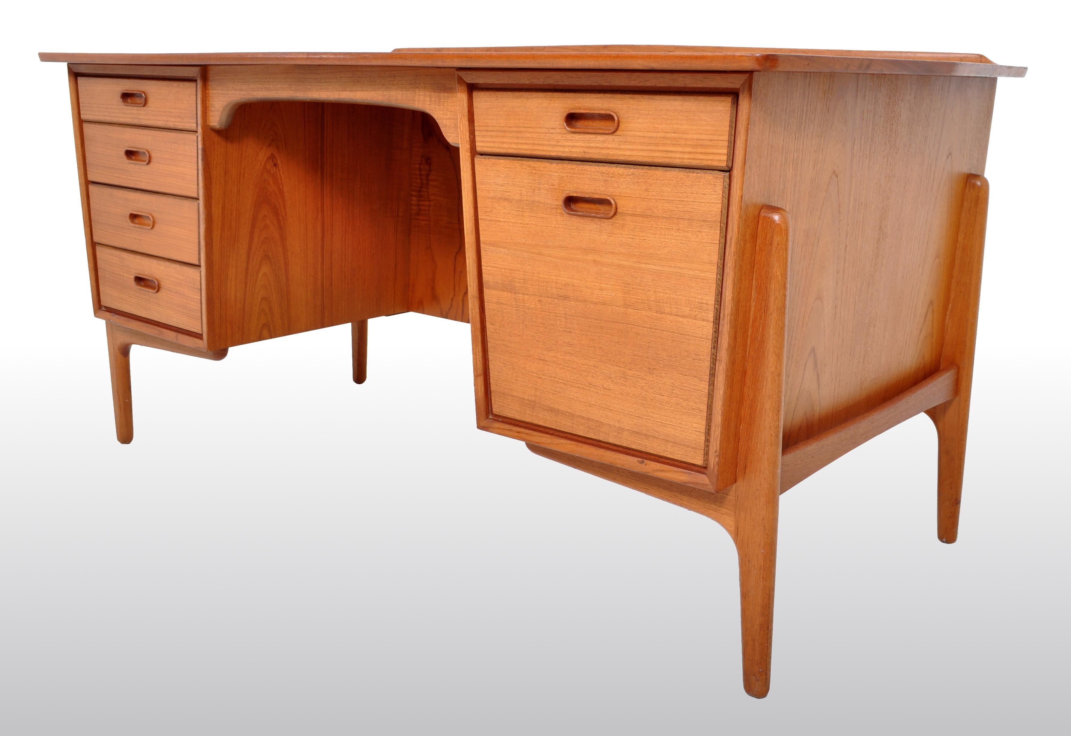 Mid-Century Modern Danish Teak Desk by Svend A. Madsen for Sigurd Hansen, 1960s In Good Condition In Portland, OR