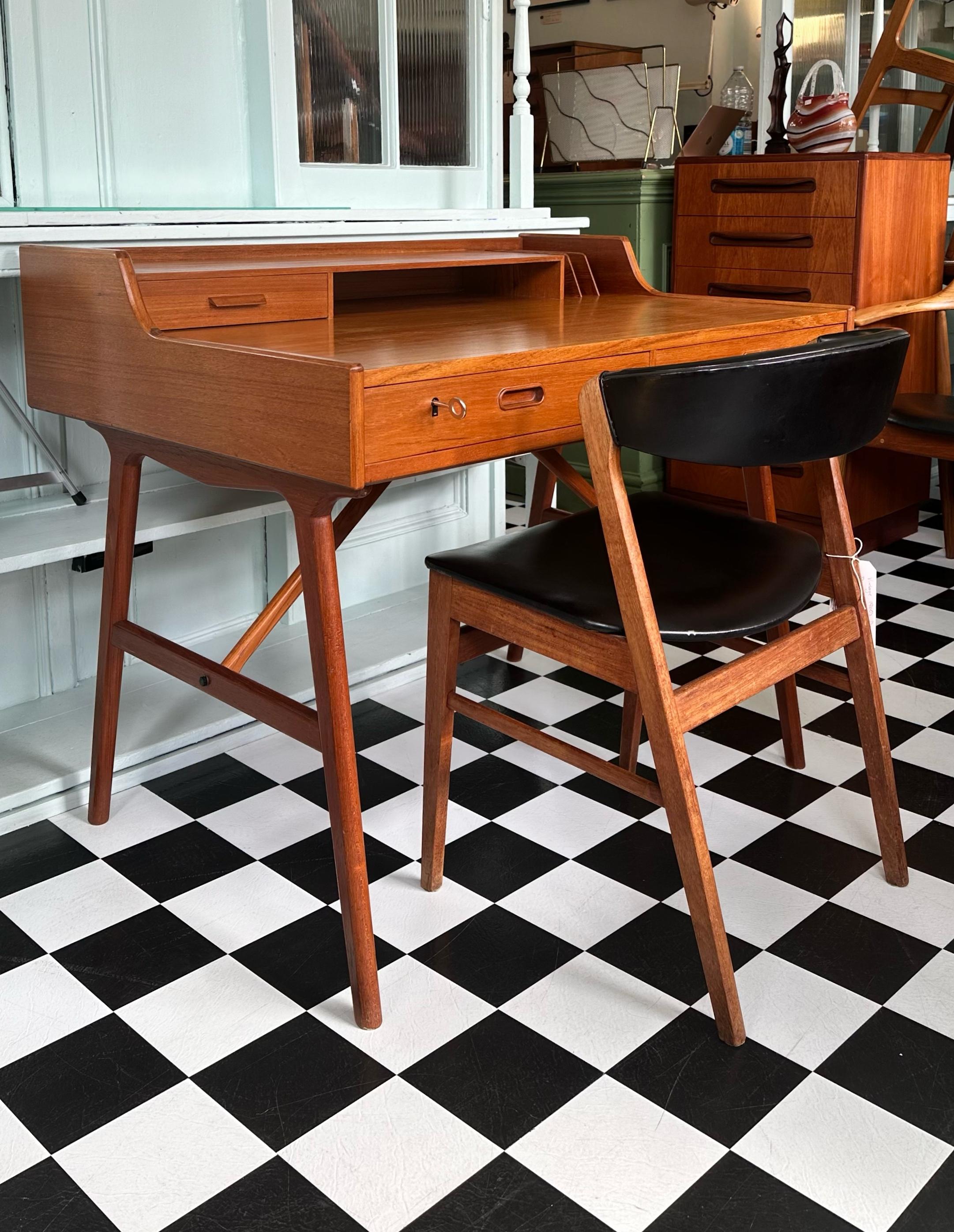Mid-Century Modern Danish Teak Desk by Teak Desk by Arne Wahl Iversen Model 56  In Good Condition For Sale In London, GB