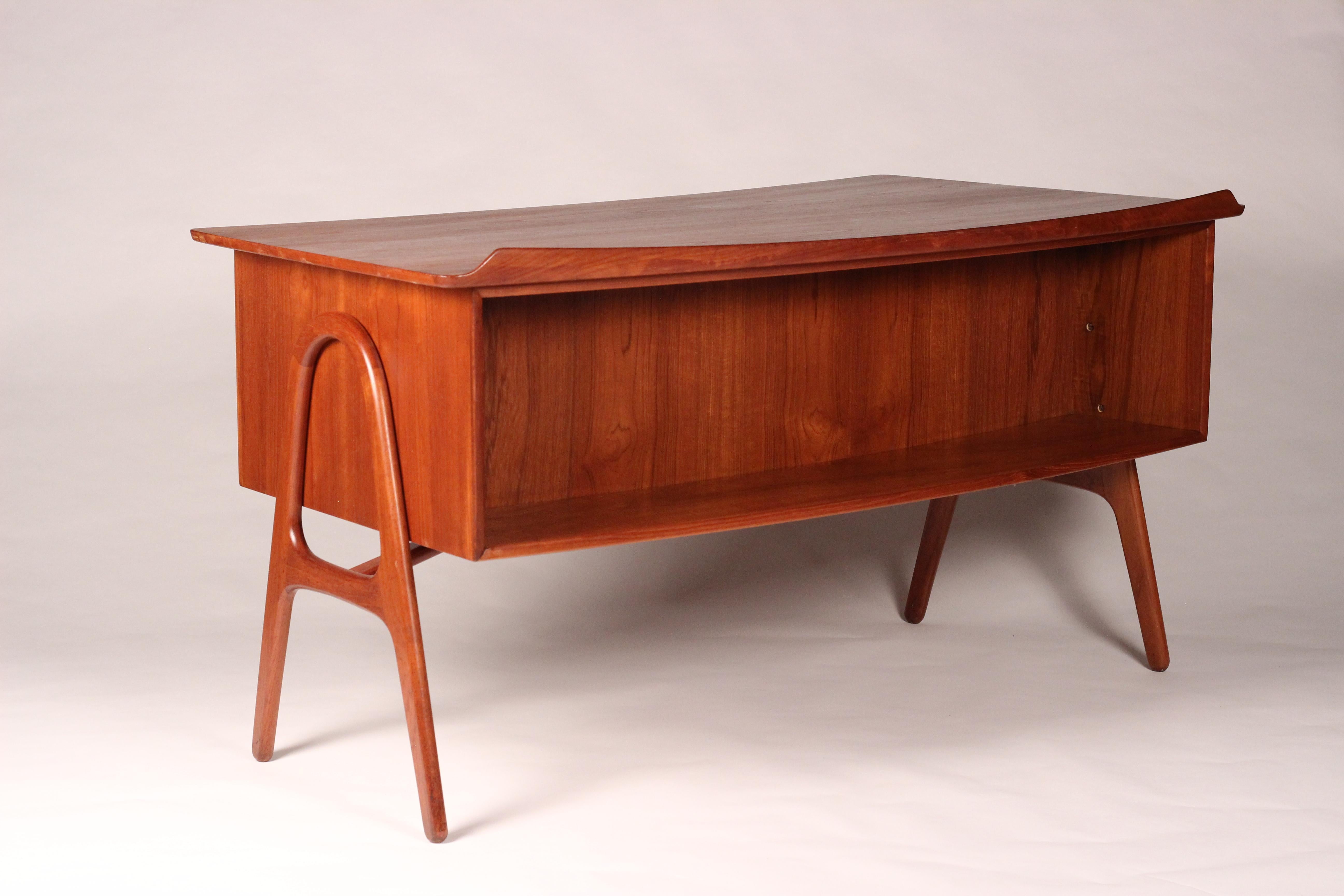 Mid-Century Modern Danish teak desk Designed by Svend Aage Madsen, Svend Aage Madsen, was a well renowned architect who designed this ergonomically beautiful desk made from Teak.
This desk, model number SH 180, was made by Sigurd Hansen Møbelfabrik