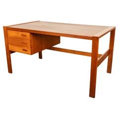 Mid Century Modern Danish Teak Schreibtisch Skovby Møbelfabrik 55" Wide Signed 1970