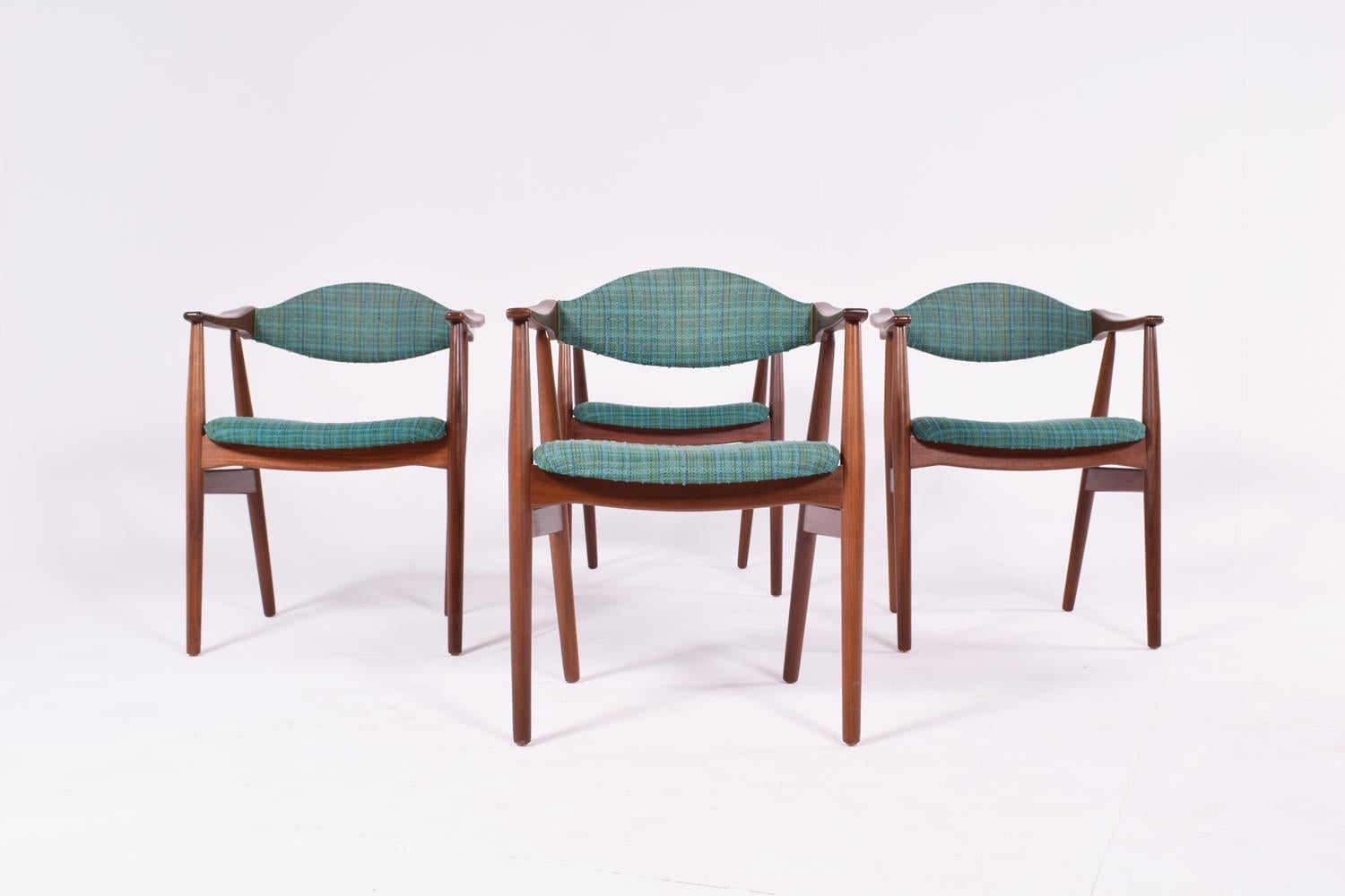 Set of 4 armchairs in teak. Original wrapper with fabric upholstery on seat and back. Made in Denmark.
Comfortable and elegant design. Great joinery and arm detail. Fluid design between the back and the arms.