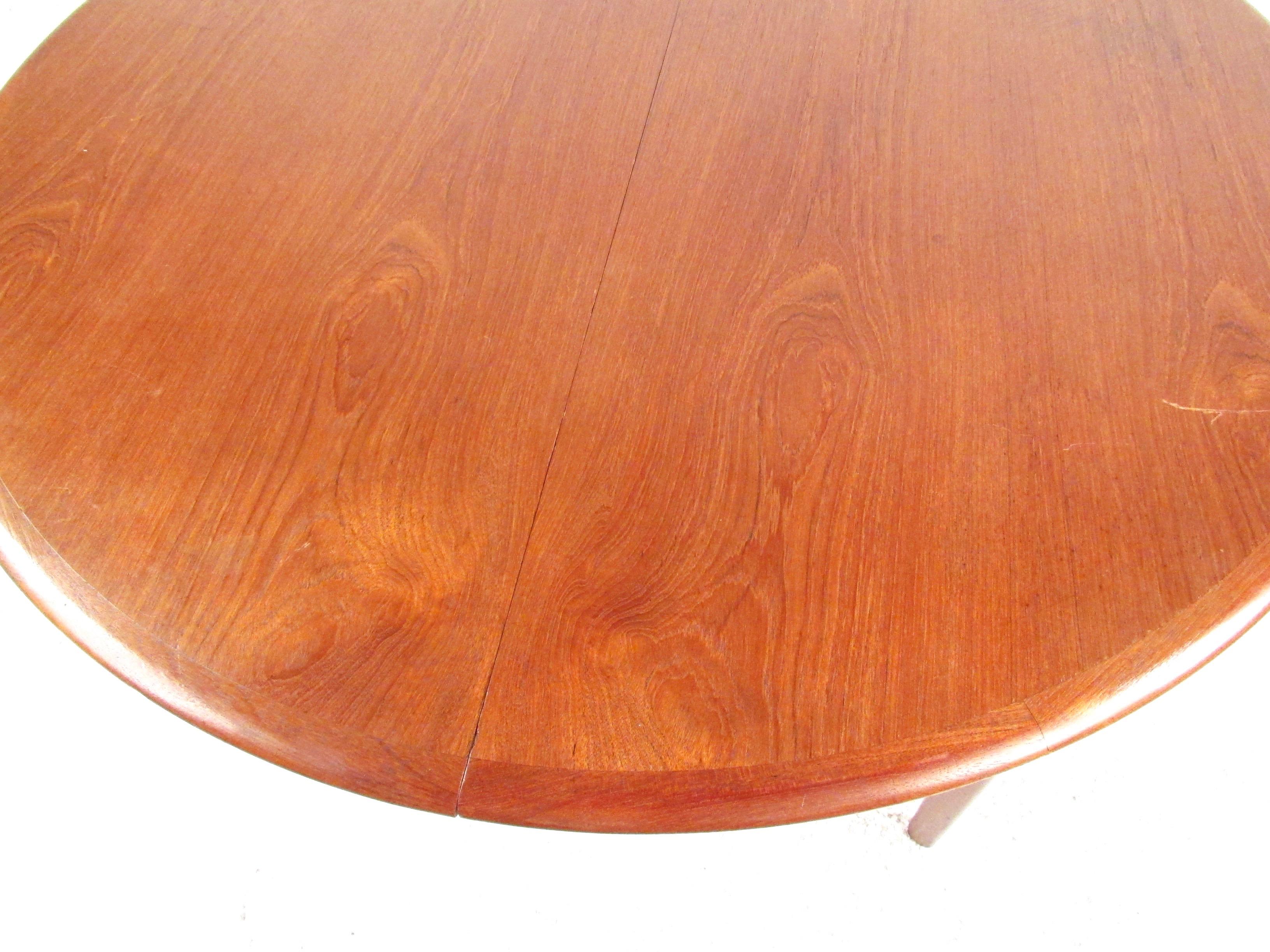 Mid-Century Modern Danish Teak Dining Table In Good Condition In Brooklyn, NY