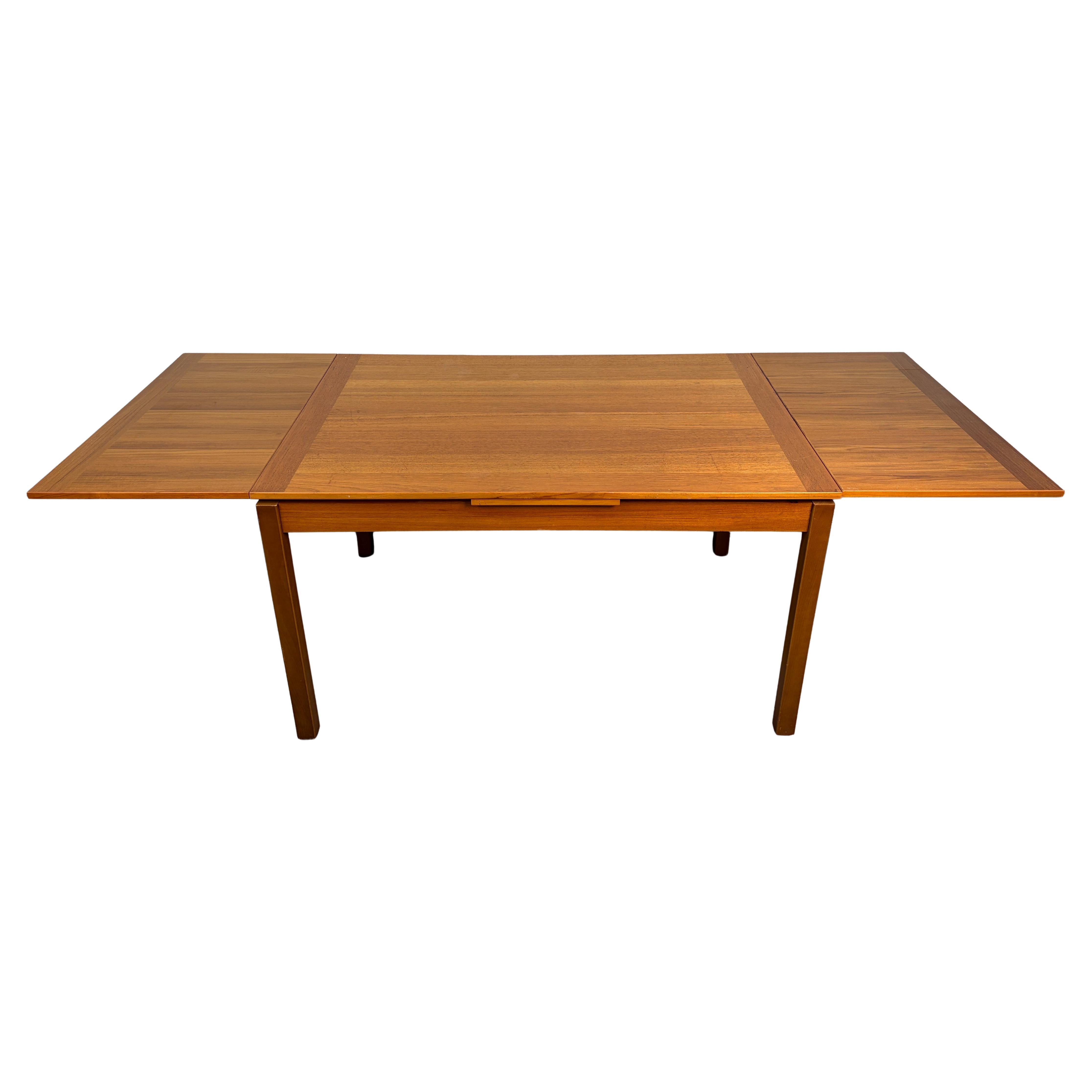 Moderner dänischer Teakholz-Ziehharmonika-Tisch aus der Jahrhundertmitte im Angebot