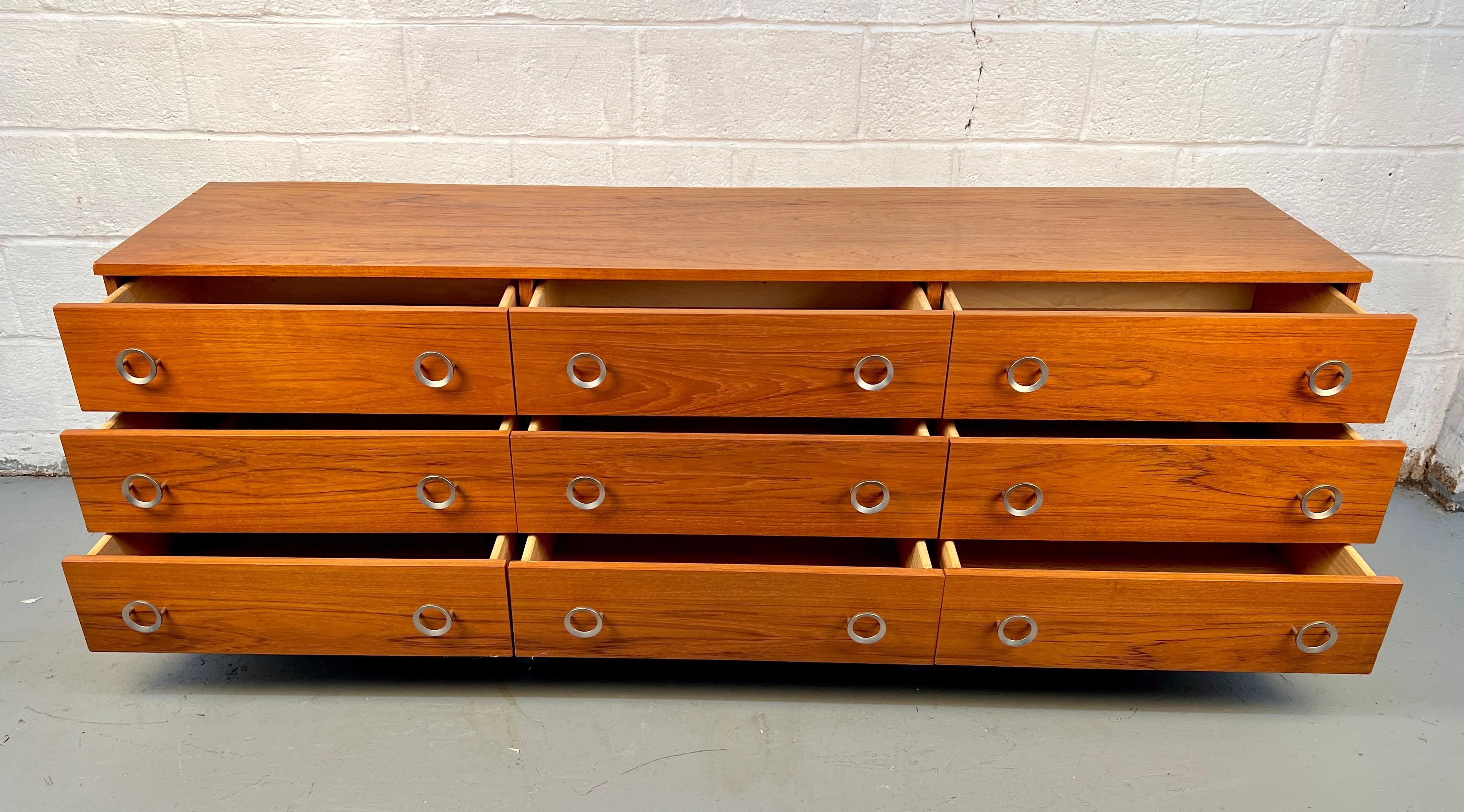 Comò in teak danese moderno di metà secolo in vendita 3