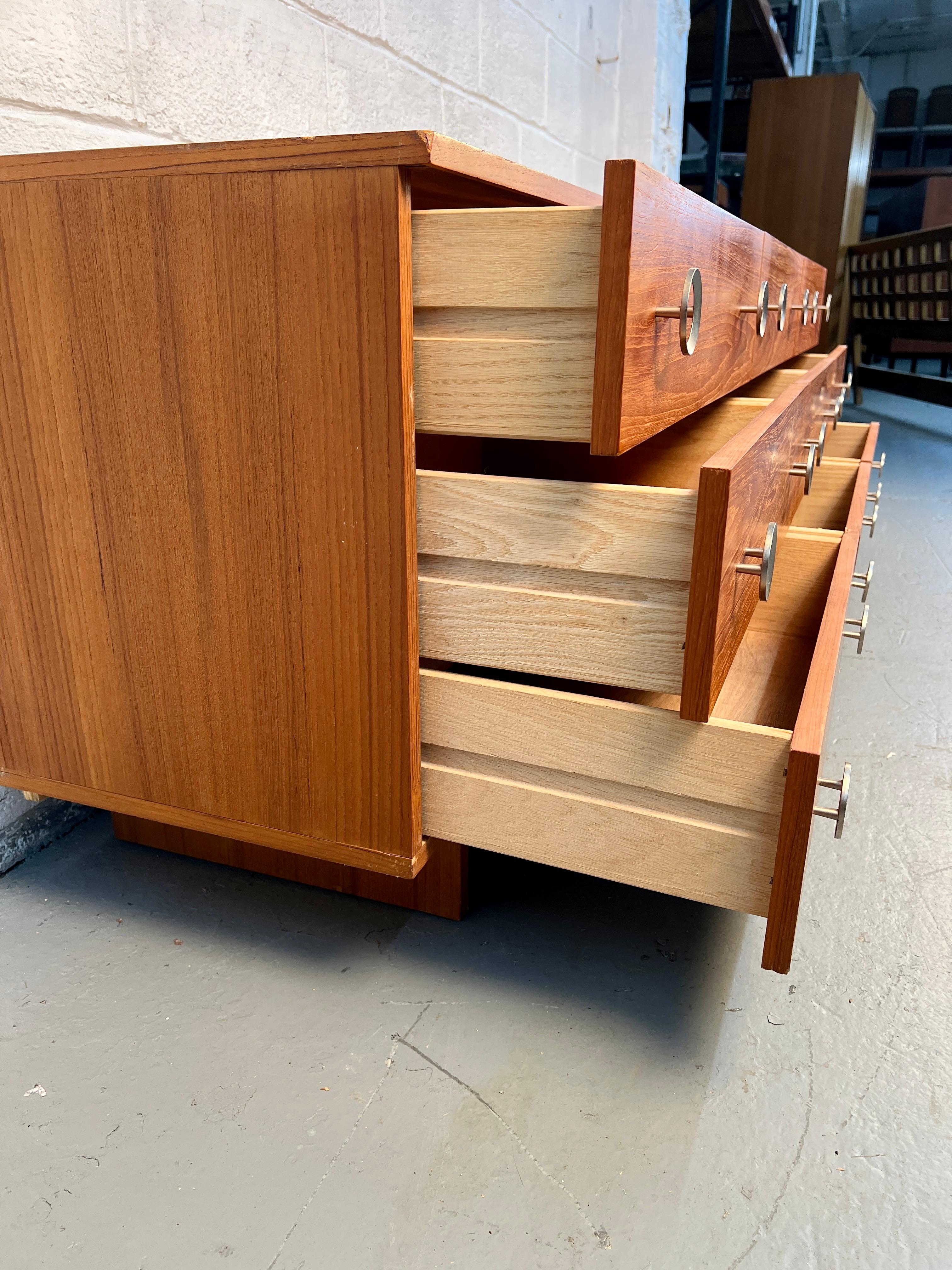 Comò in teak danese moderno di metà secolo in vendita 4