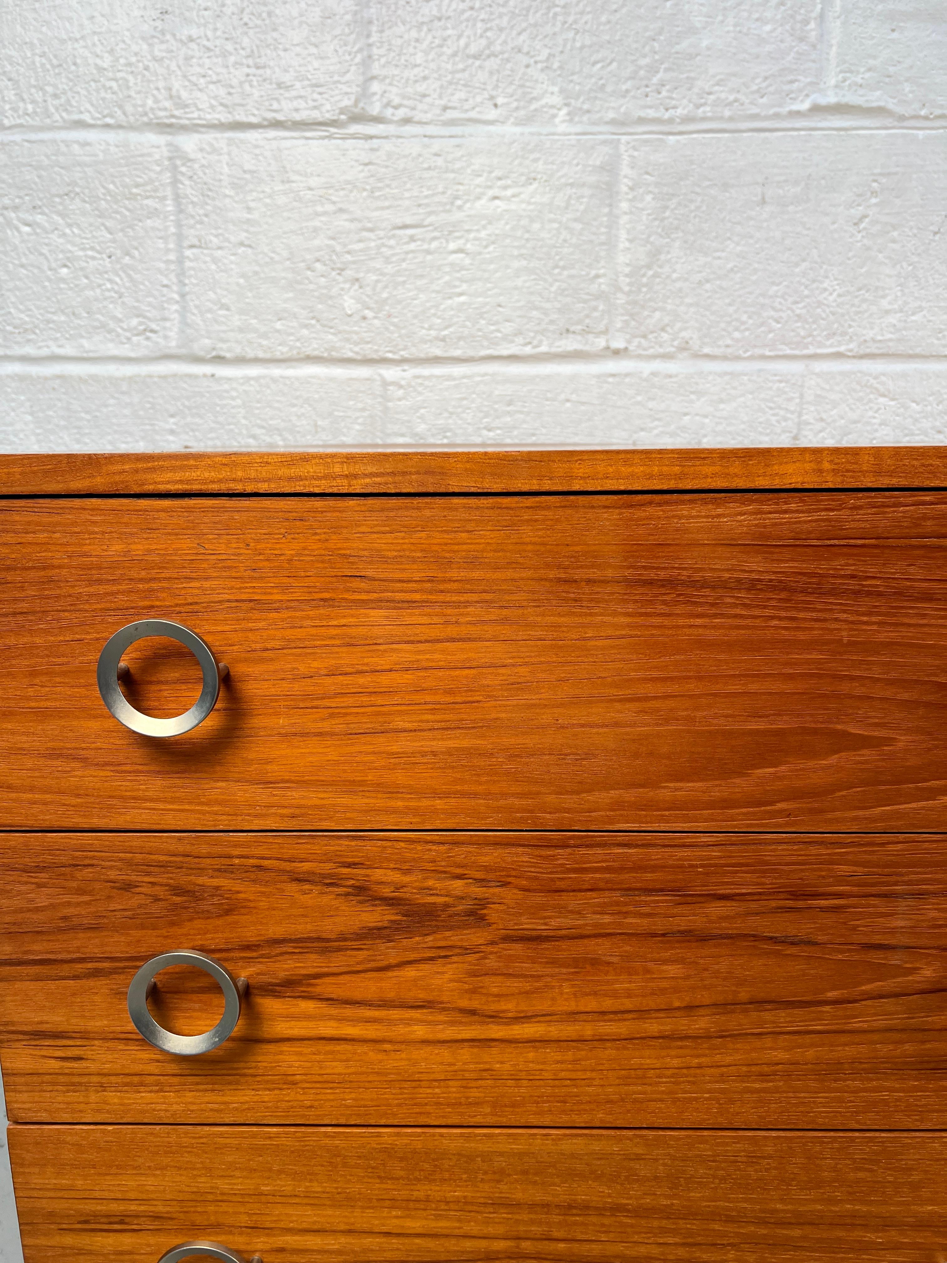 Comò in teak danese moderno di metà secolo in vendita 5