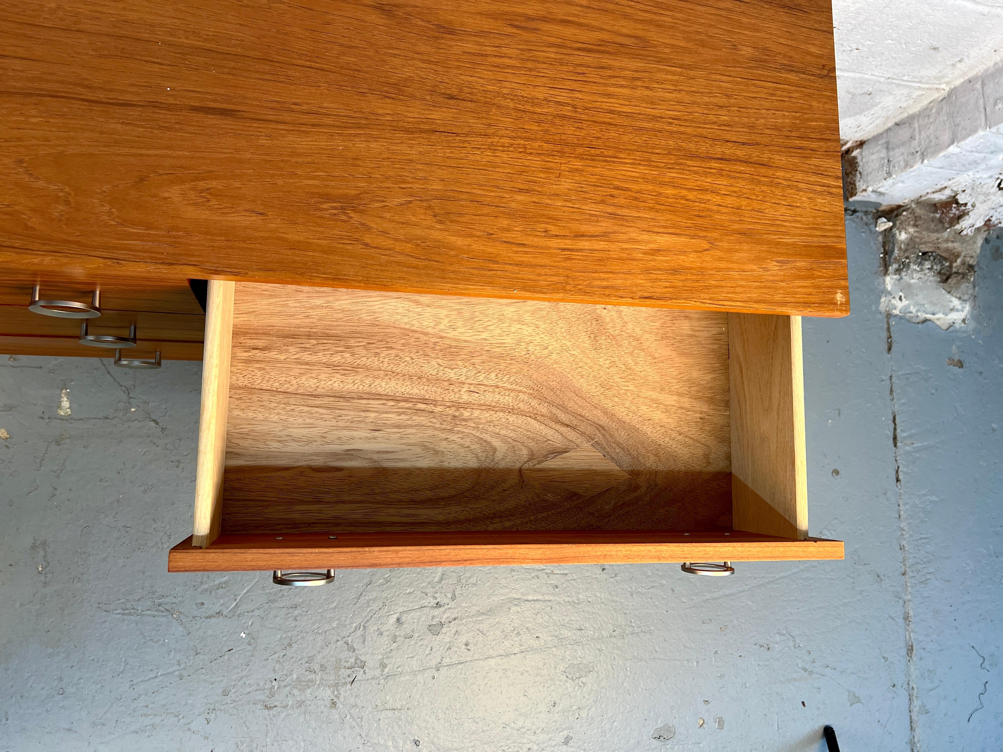 Comò in teak danese moderno di metà secolo in vendita 6