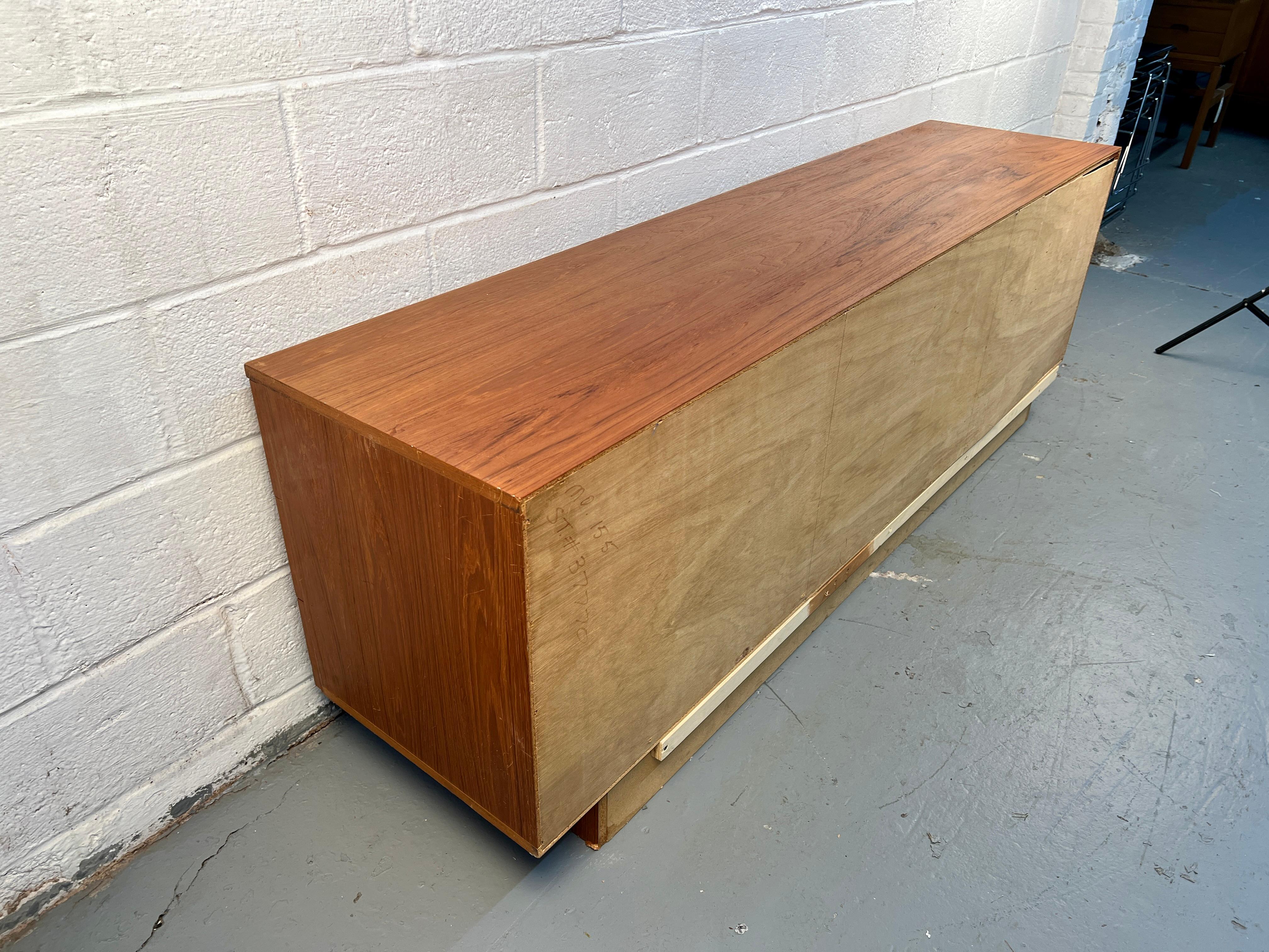 Comò in teak danese moderno di metà secolo in vendita 7