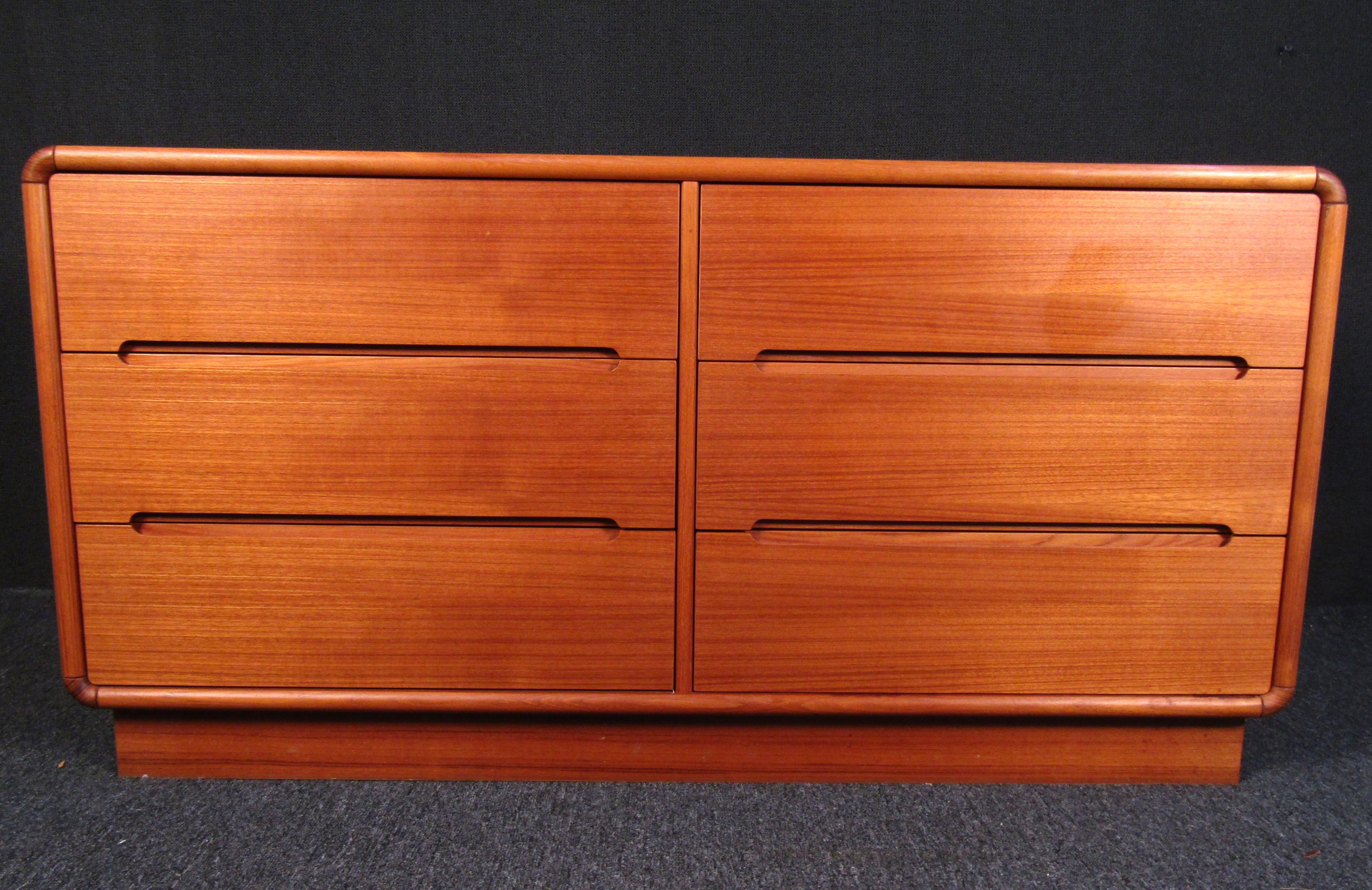 Danish teak dresser with 6 drawers and finished back. This piece features a gorgeous curved-edge design with stylish recessed drawer pulls. Cross-grain corner trim highlights the natural wood colors. Perfect addition for any home. 

Please confirm
