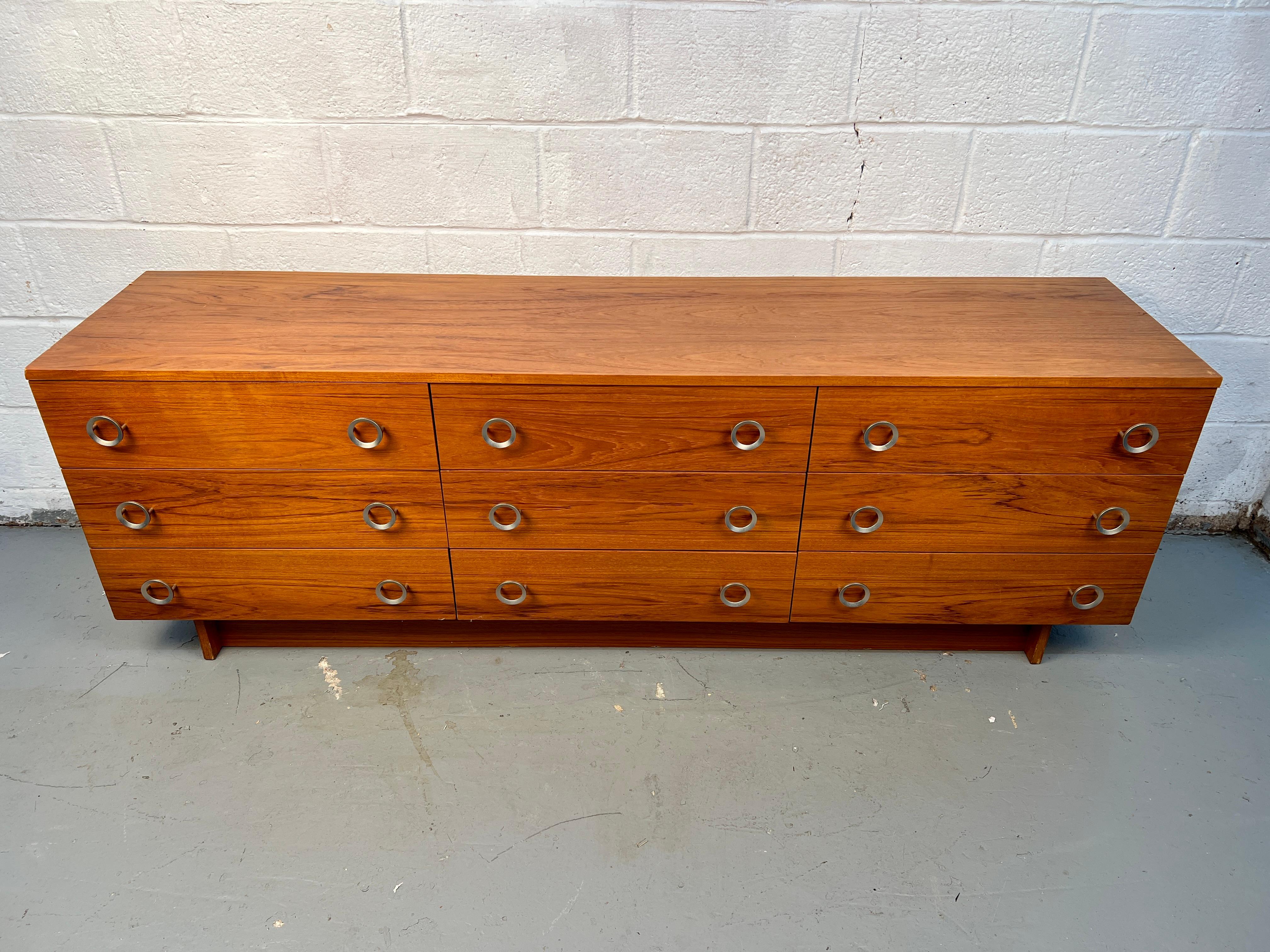 Mid-Century moderno Comò in teak danese moderno di metà secolo in vendita