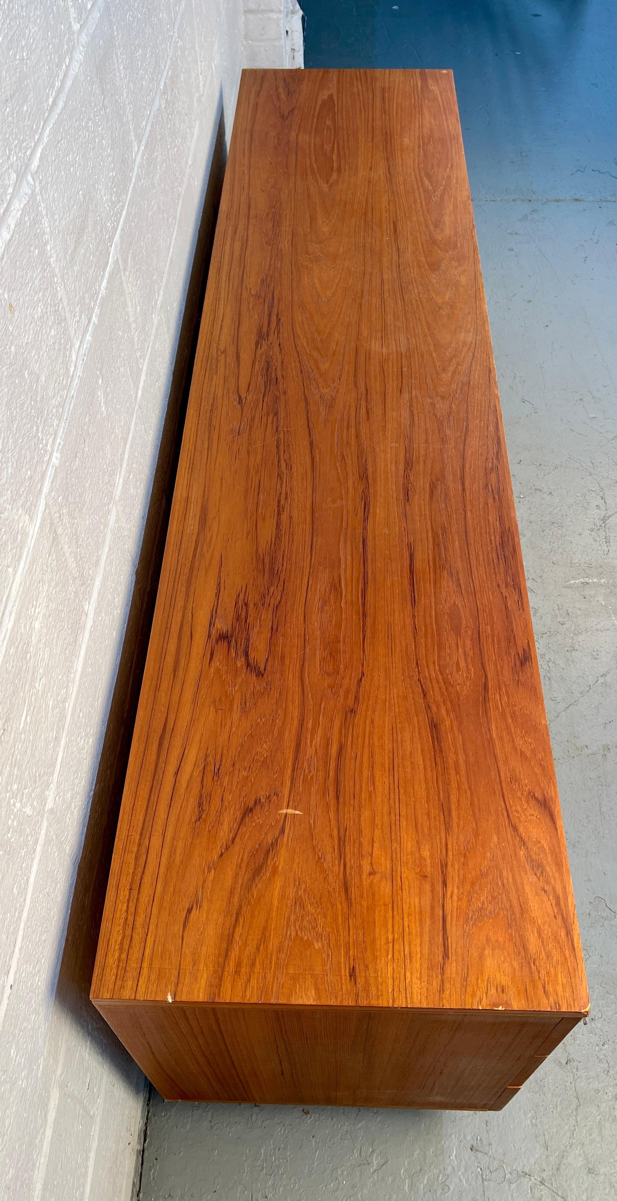 XX secolo Comò in teak danese moderno di metà secolo in vendita