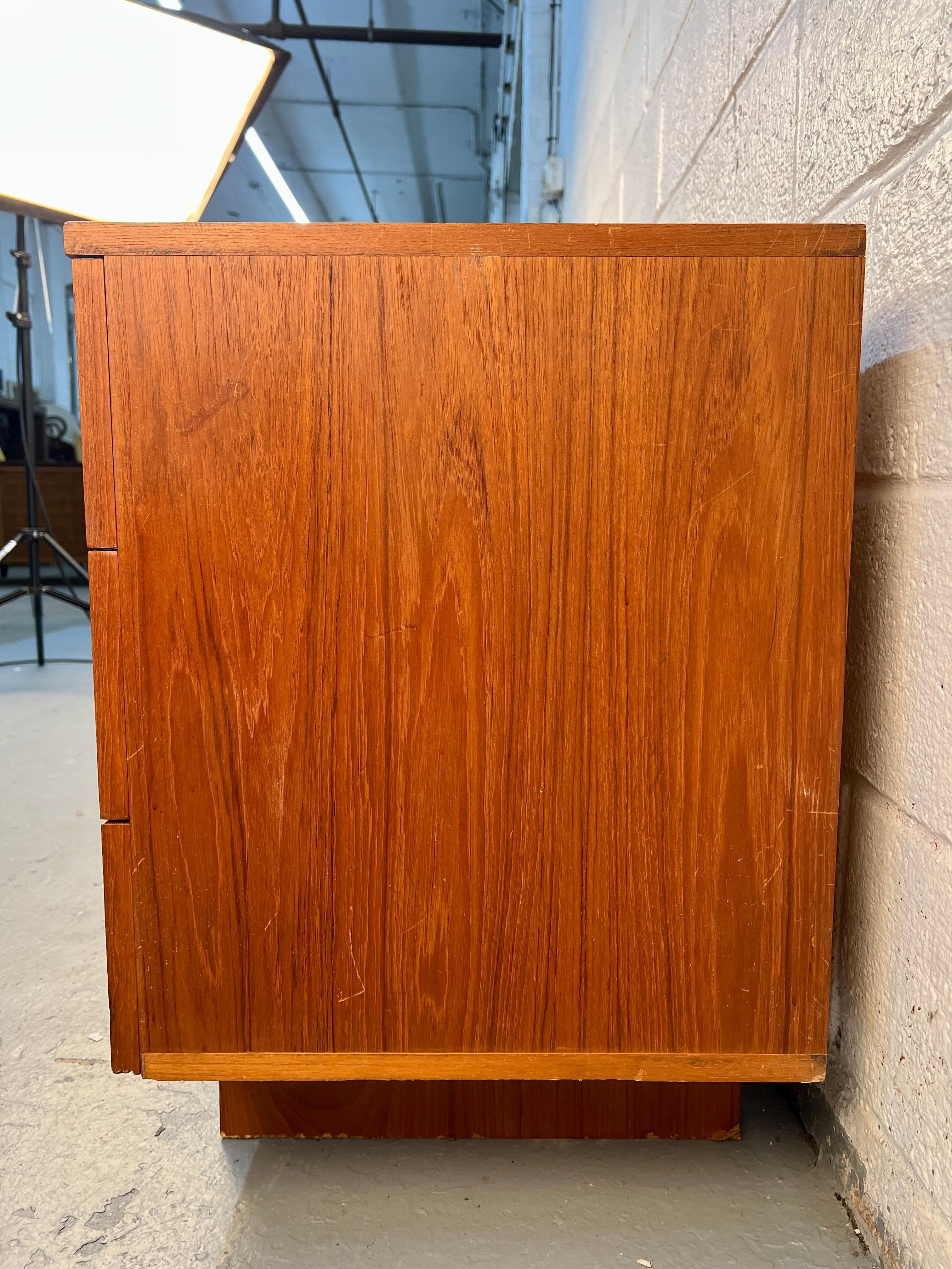 Teak Comò in teak danese moderno di metà secolo in vendita