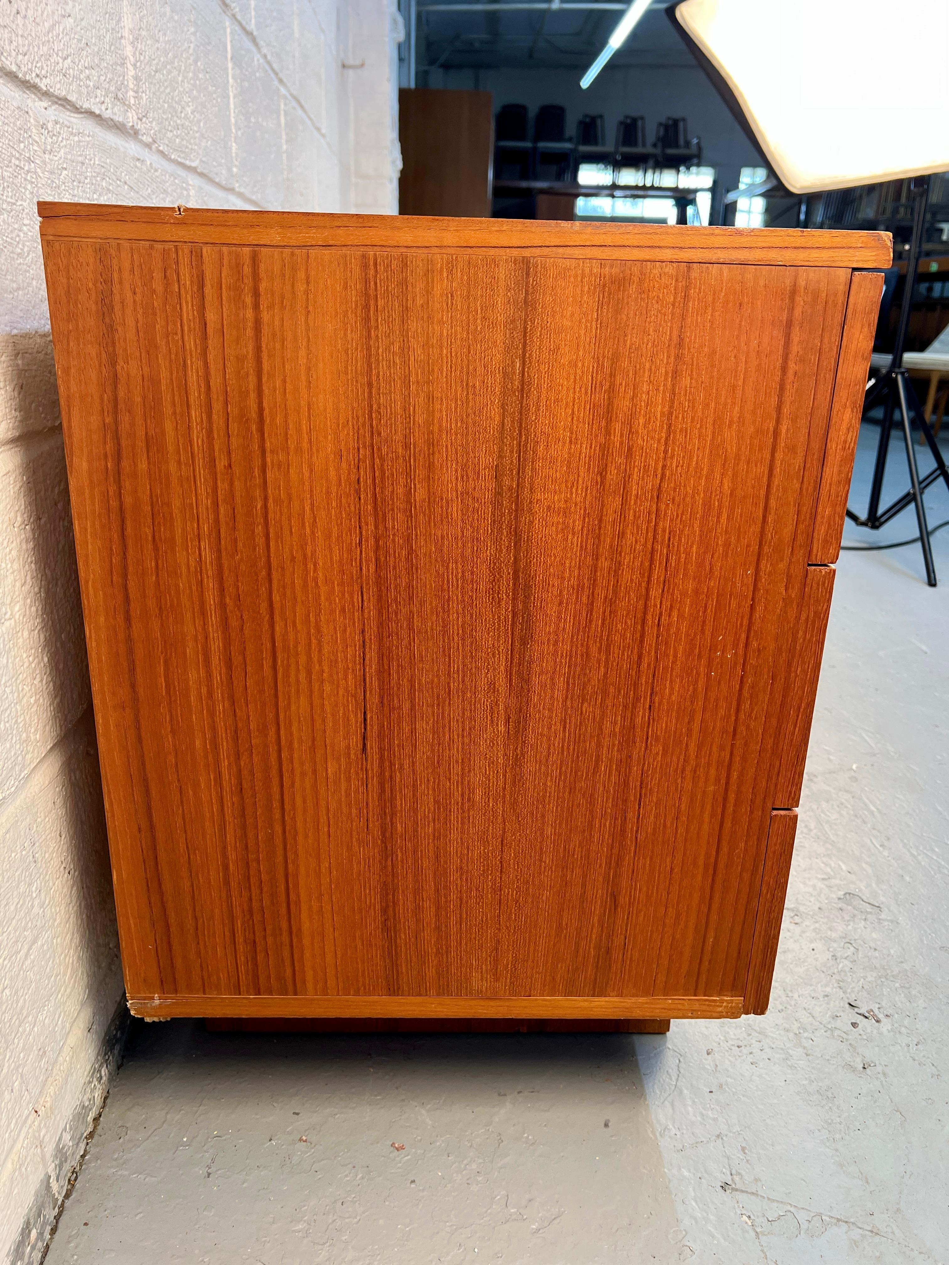 Comò in teak danese moderno di metà secolo in vendita 1