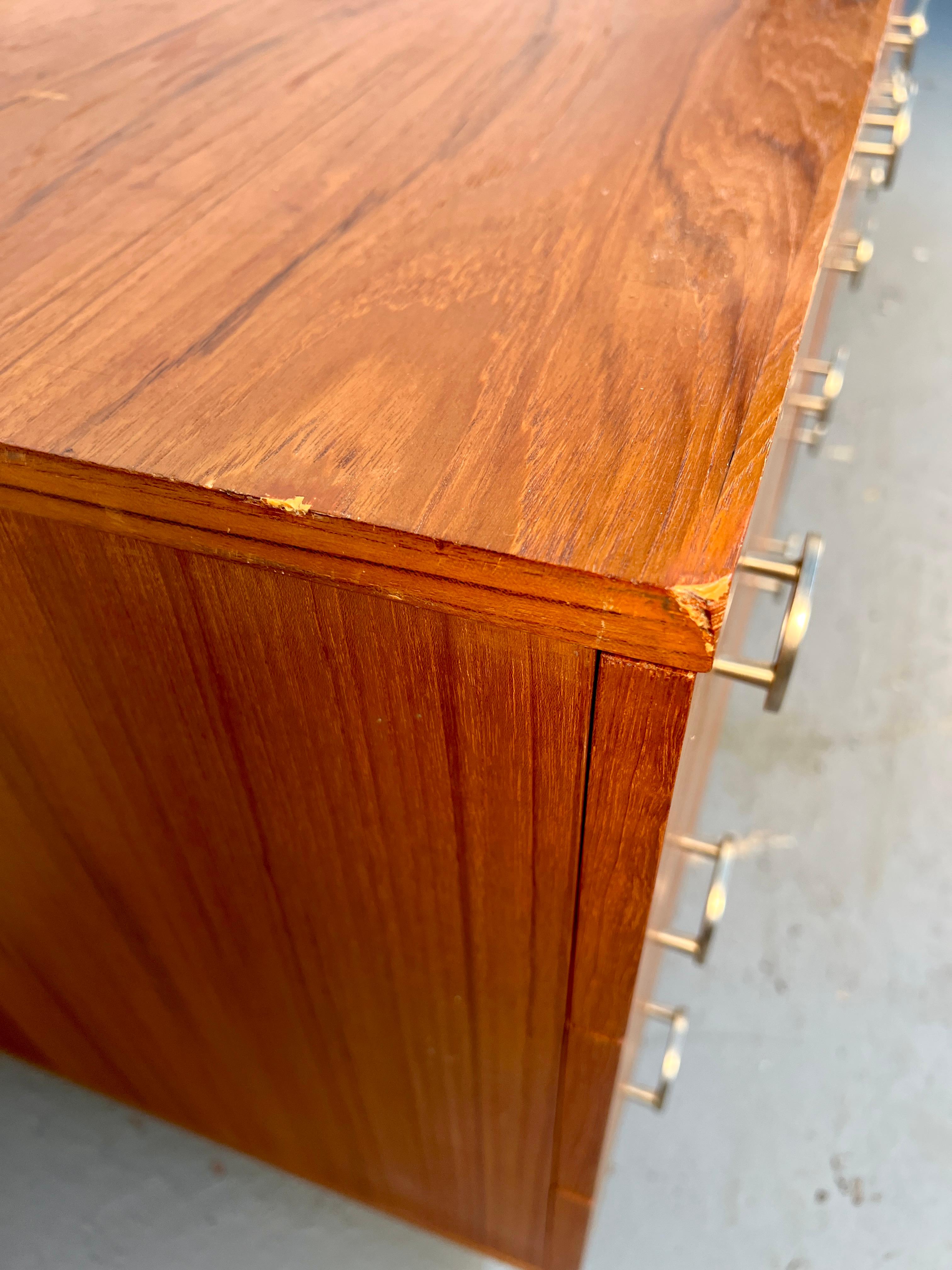 Comò in teak danese moderno di metà secolo in vendita 2