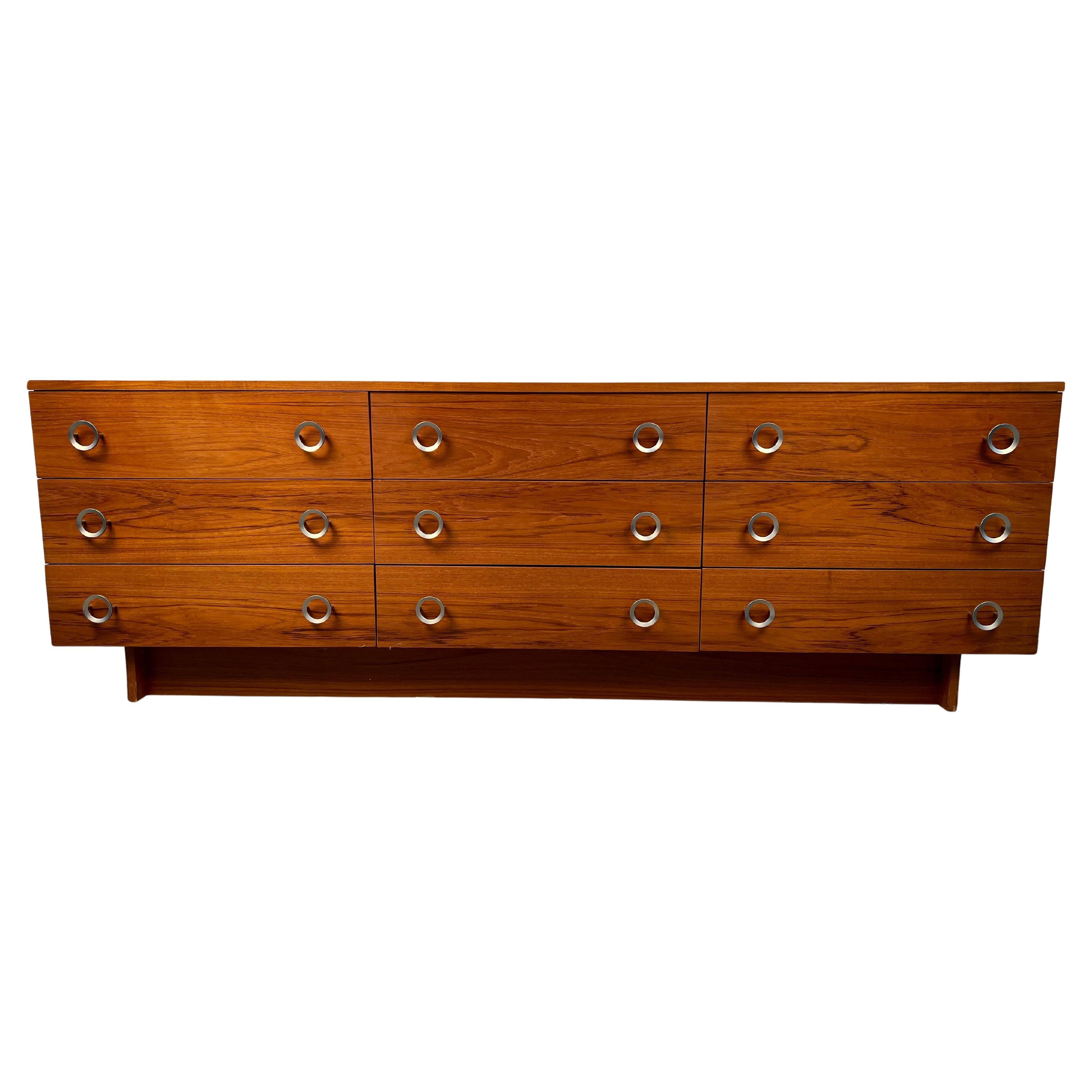 Comò in teak danese moderno di metà secolo