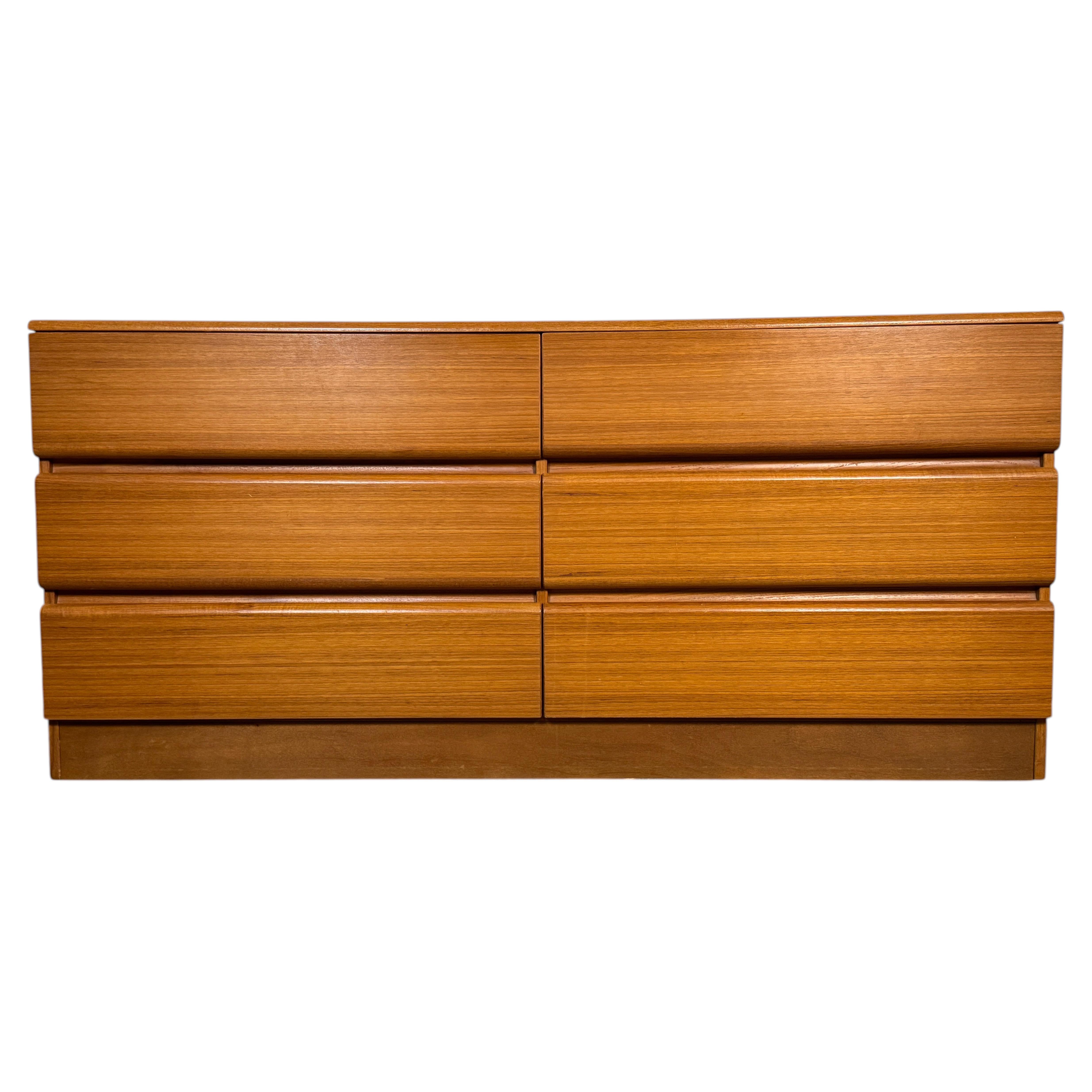 Comò in teak danese moderno di metà secolo