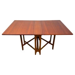 Mesa de comedor de teca danesa de mediados de siglo