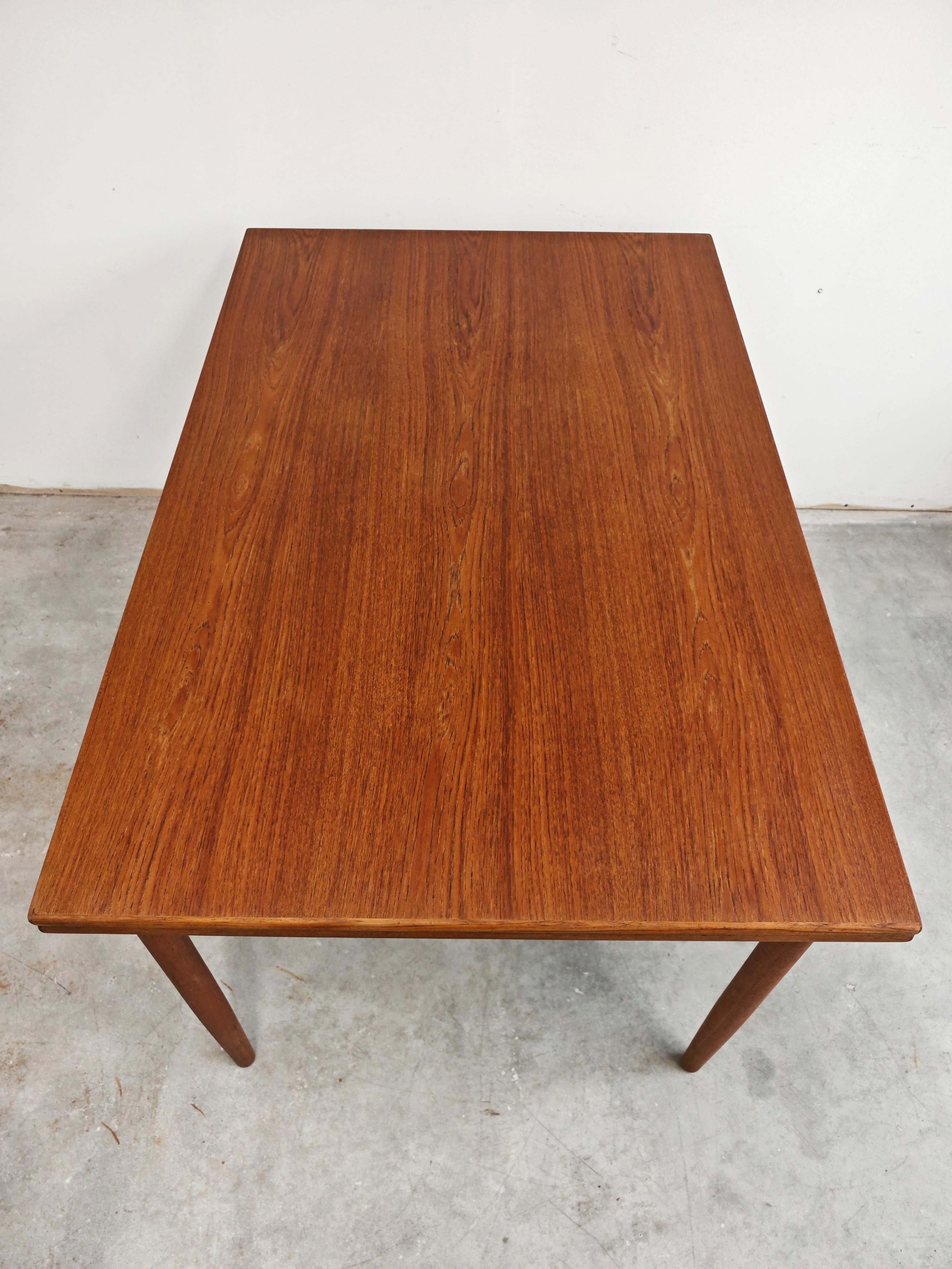 Mesa de comedor extensible de teca danesa moderna de mediados de siglo, Dinamarca Años 60 en venta 3