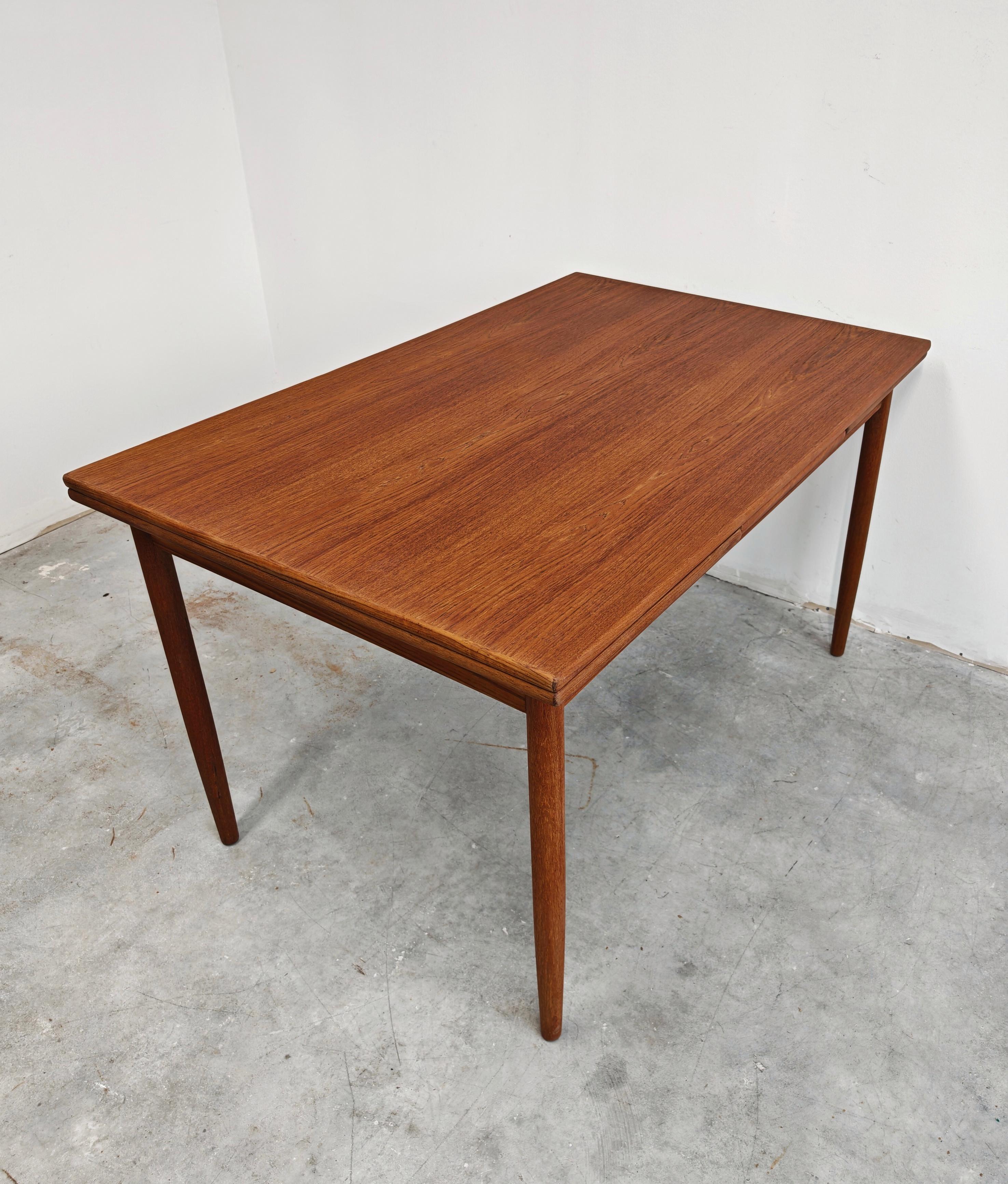 Mesa de comedor extensible de teca danesa moderna de mediados de siglo, Dinamarca Años 60 en venta 4