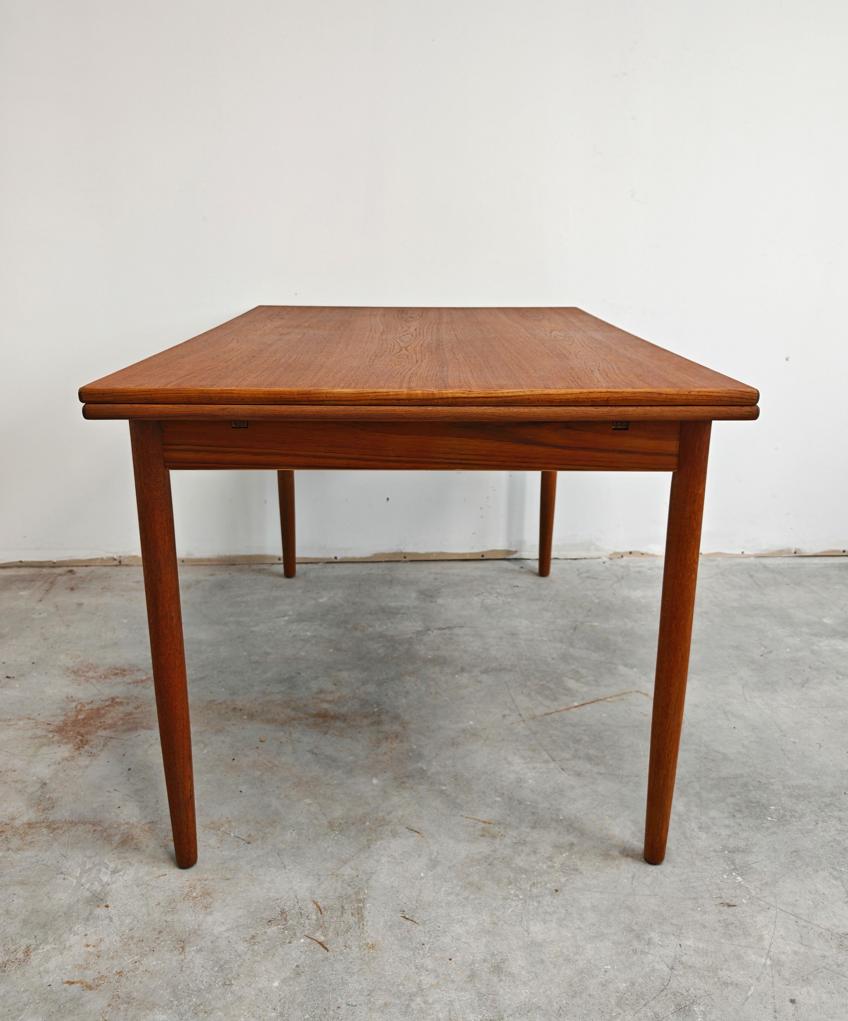 Mesa de comedor extensible de teca danesa moderna de mediados de siglo, Dinamarca Años 60 en venta 5