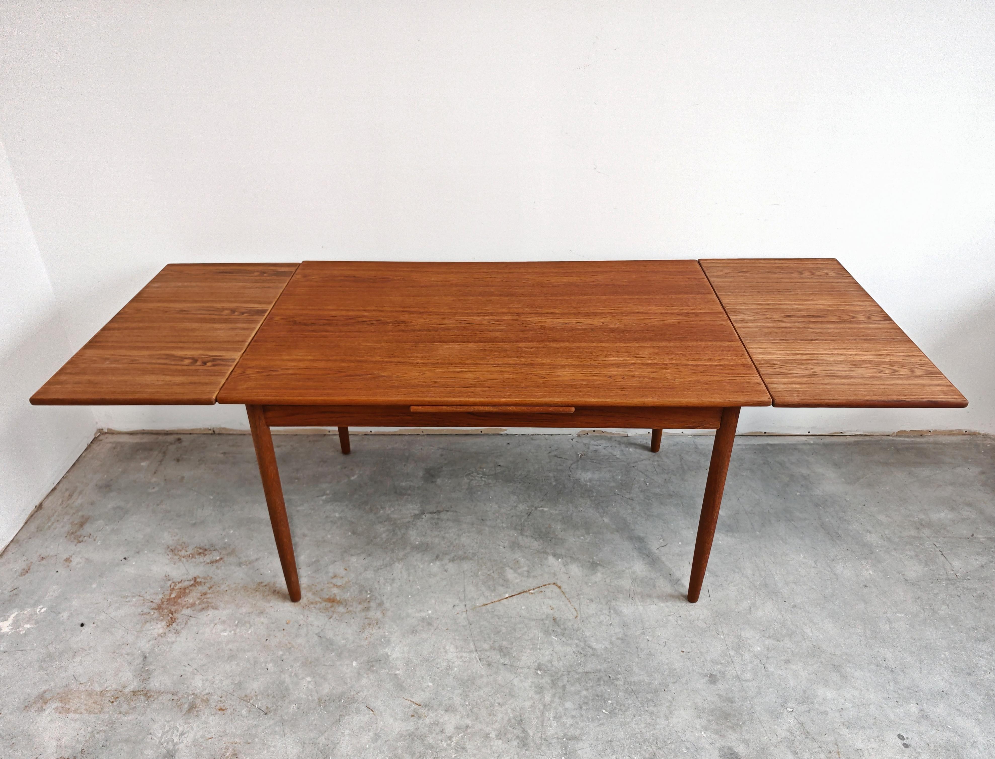 En este listado encontrarás un clásico de la época Mid Century Modern, una mesa de comedor extensible realizada en teca. La mesa ha sido totalmente renovada. Tiene una extensión que permite que 10 personas se sienten a su alrededor. Lleva el rótulo