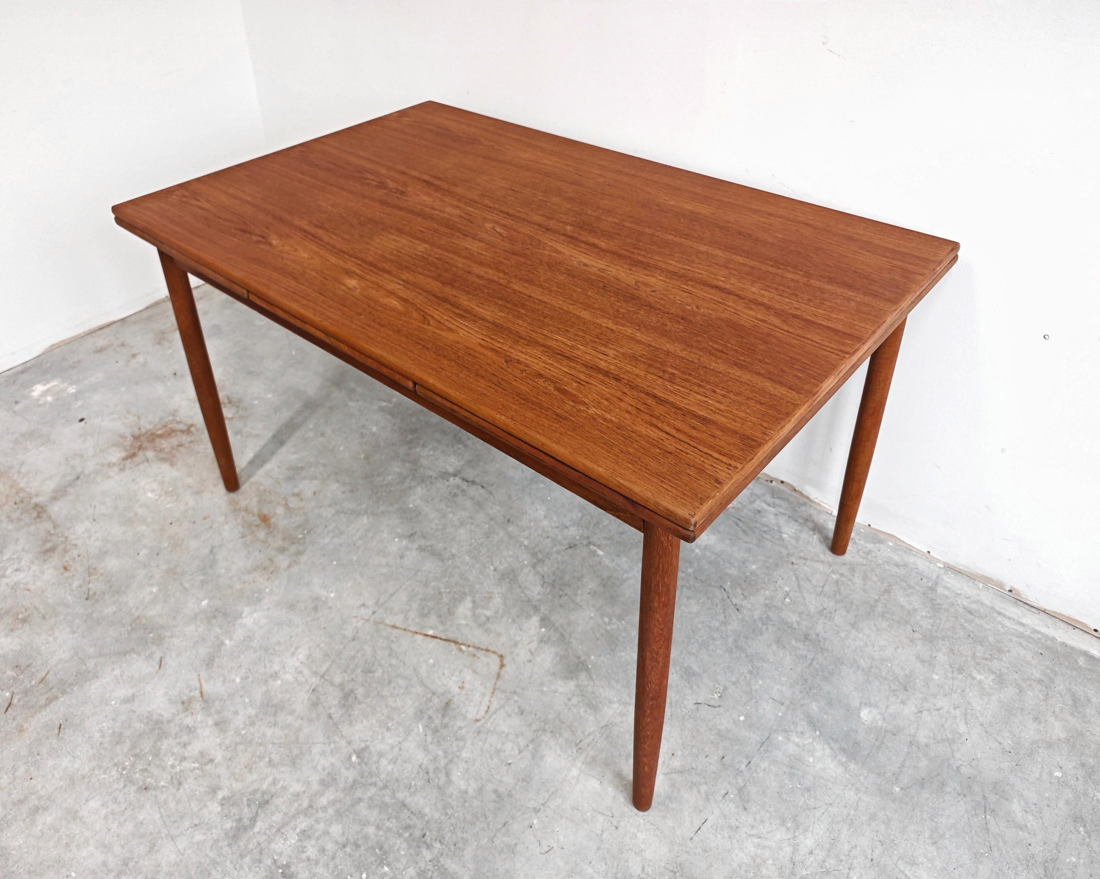 Mesa de comedor extensible de teca danesa moderna de mediados de siglo, Dinamarca Años 60 Moderno de mediados de siglo en venta