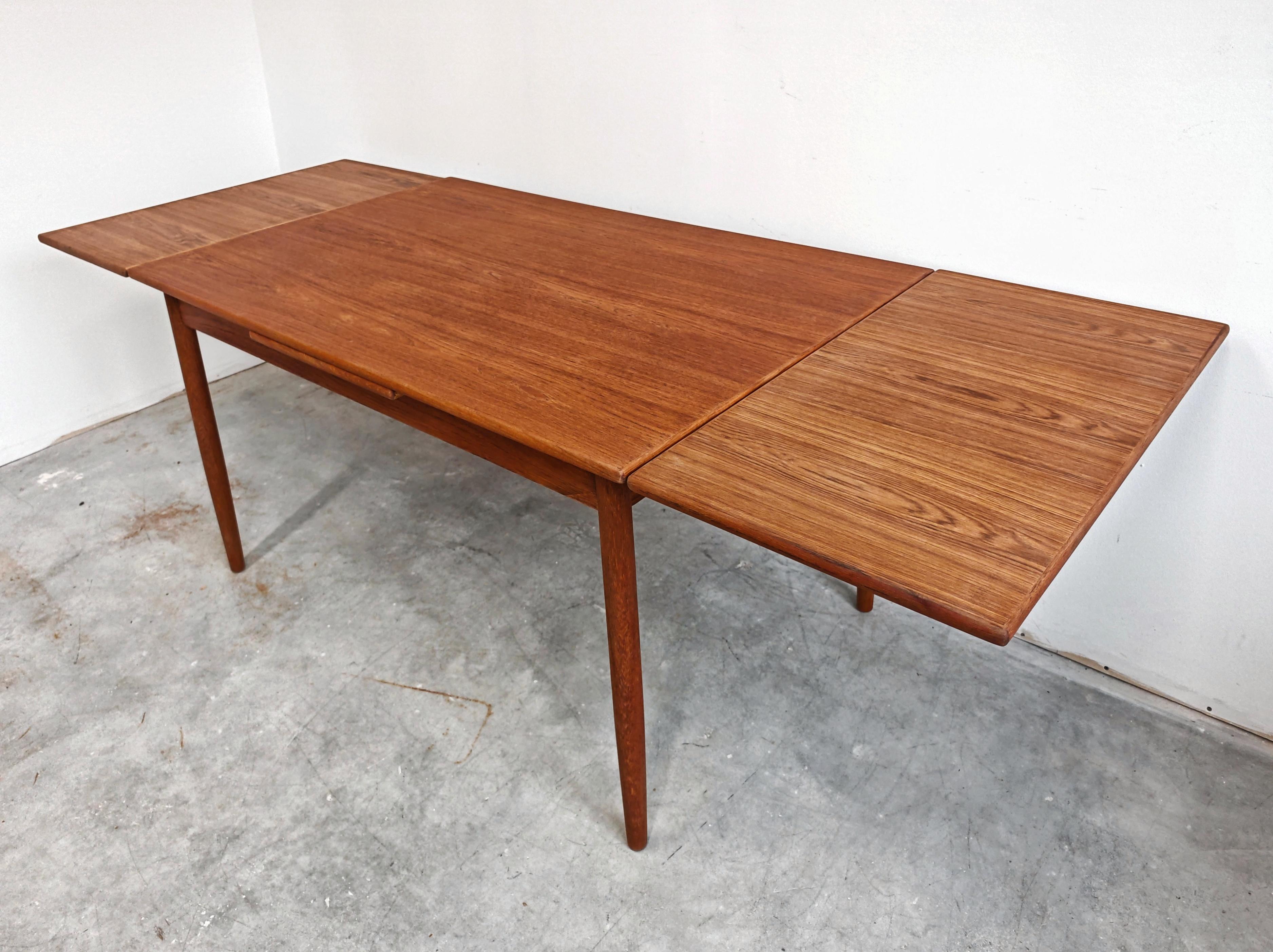 Mesa de comedor extensible de teca danesa moderna de mediados de siglo, Dinamarca Años 60 Danés en venta