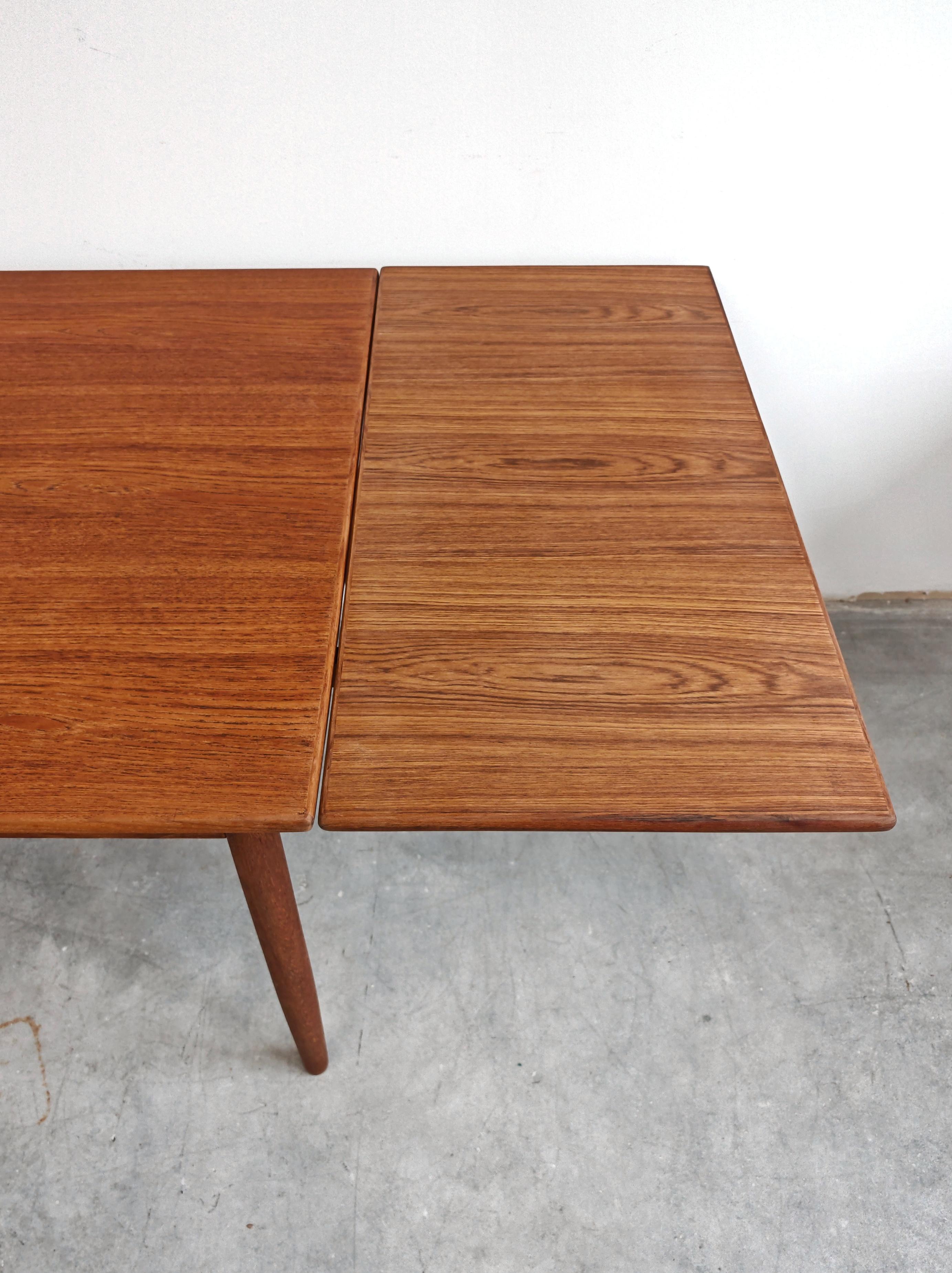 Mesa de comedor extensible de teca danesa moderna de mediados de siglo, Dinamarca Años 60 en Bueno estado para la venta en Beograd, RS