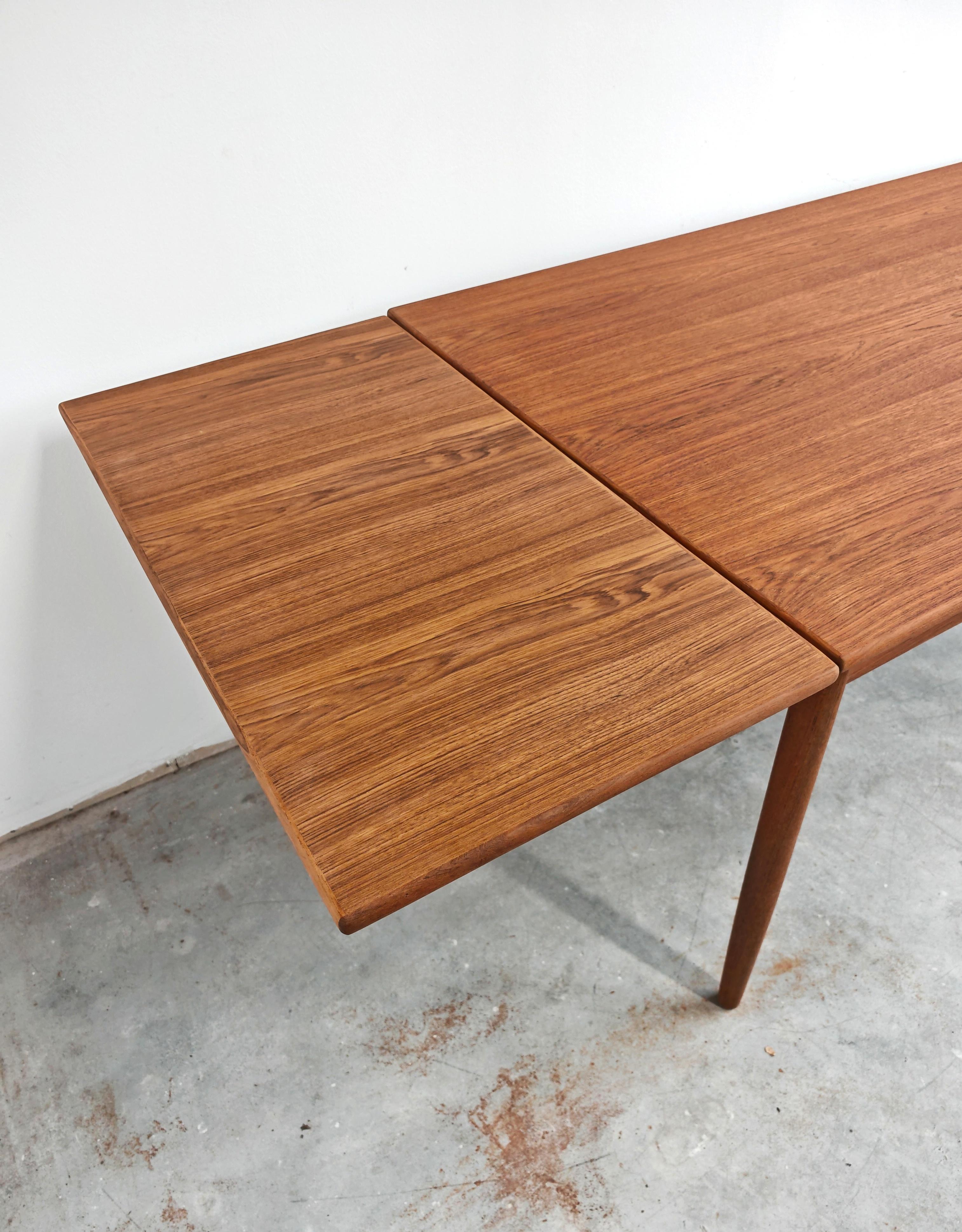 Mesa de comedor extensible de teca danesa moderna de mediados de siglo, Dinamarca Años 60 mediados del siglo XX en venta