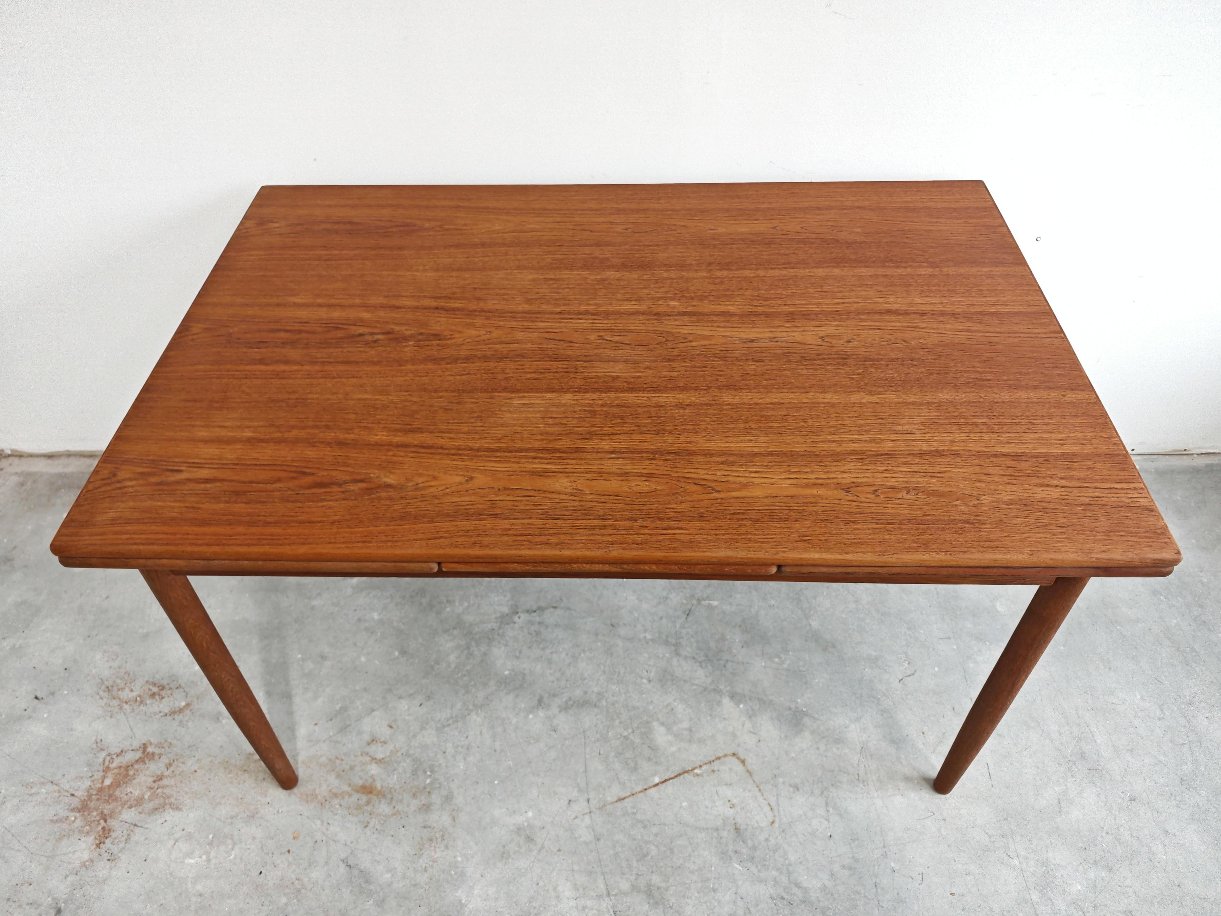 Mesa de comedor extensible de teca danesa moderna de mediados de siglo, Dinamarca Años 60 Teca en venta