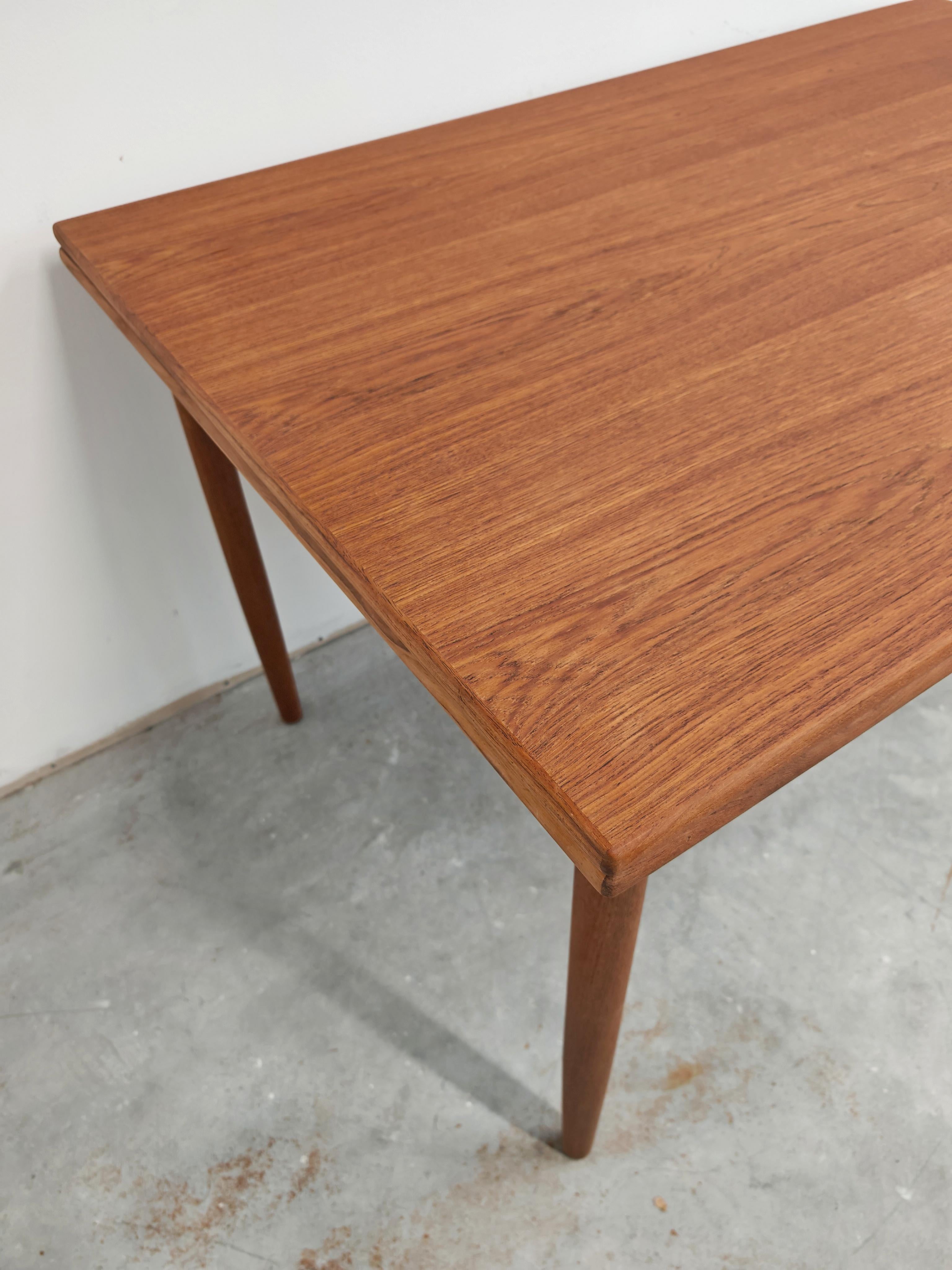 Mesa de comedor extensible de teca danesa moderna de mediados de siglo, Dinamarca Años 60 en venta 2