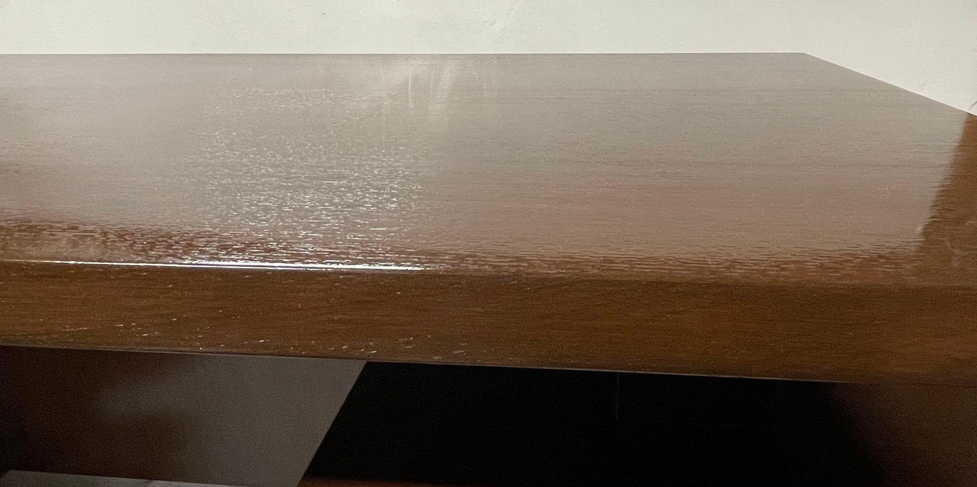 Un'incredibile scrivania galleggiante in teak della metà del secolo scorso, progettata da Colibri, Danimarca, negli anni Sessanta. Questo pezzo sapientemente lavorato combina la funzionalità con un design scandinavo senza tempo. La scrivania