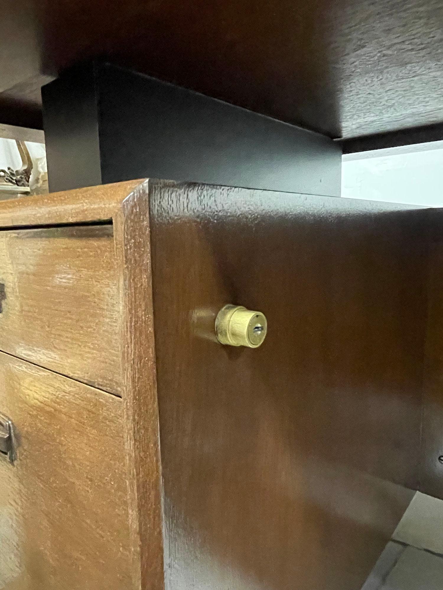 Scrivania galleggiante danese in teak della metà del secolo scorso di Colibri, anni '60 In condizioni ottime in vendita a Los Angeles, CA