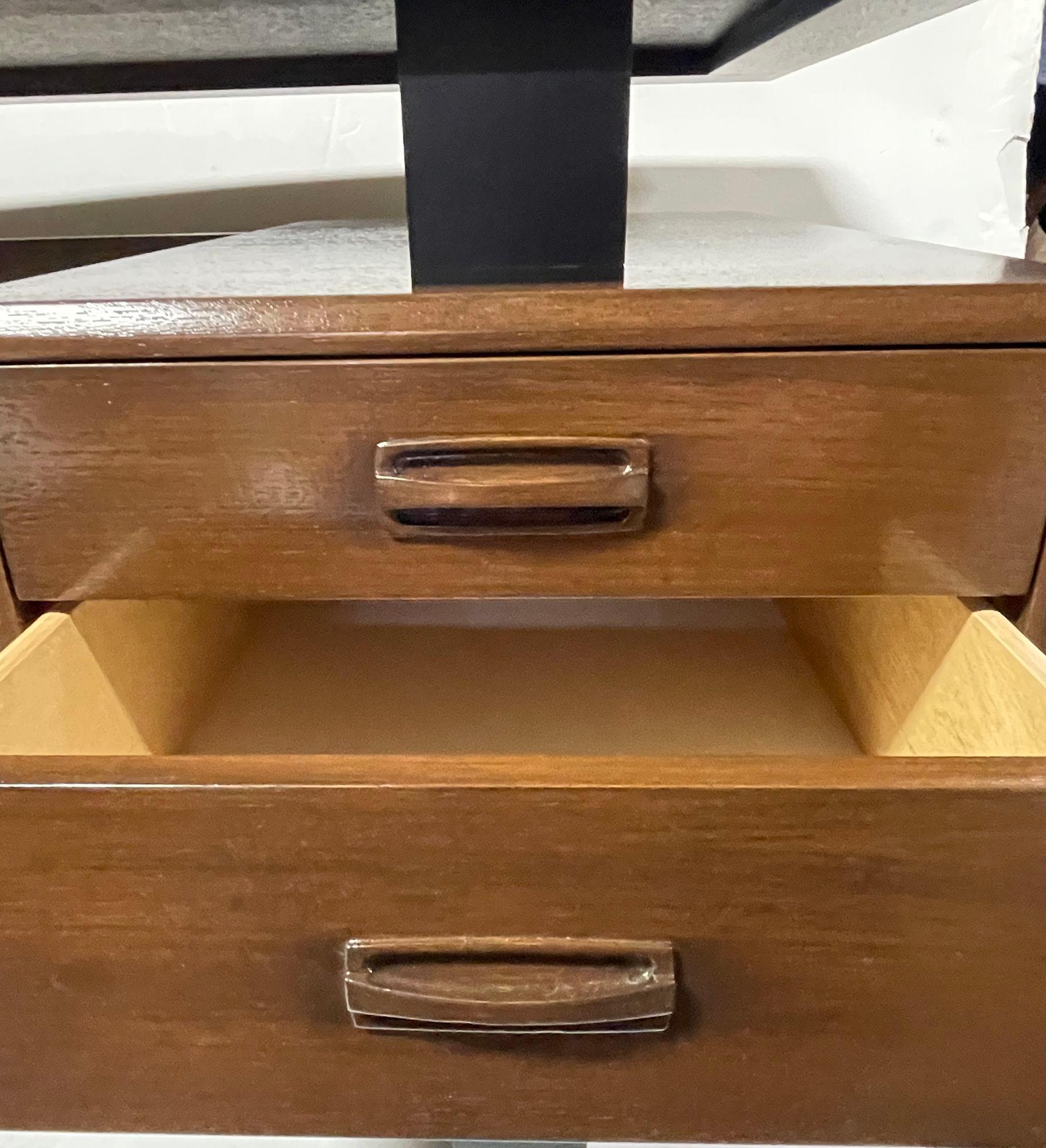 Scrivania galleggiante danese in teak della metà del secolo scorso di Colibri, anni '60 in vendita 3