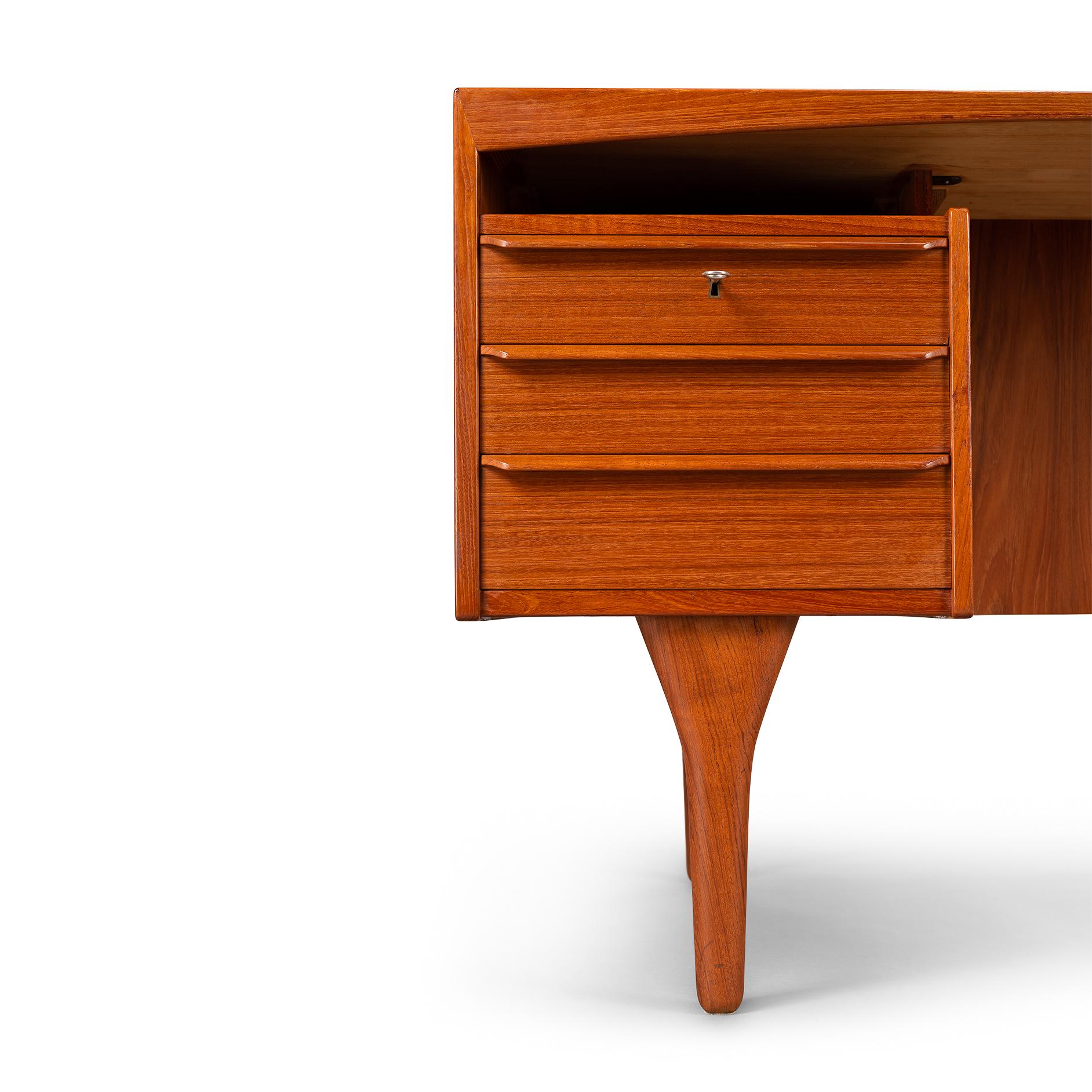 Mid-Century Modern Danish Teak Freestanding Desk by Valdermar Mortensen, 1960s In Good Condition In Breda, Netherlands