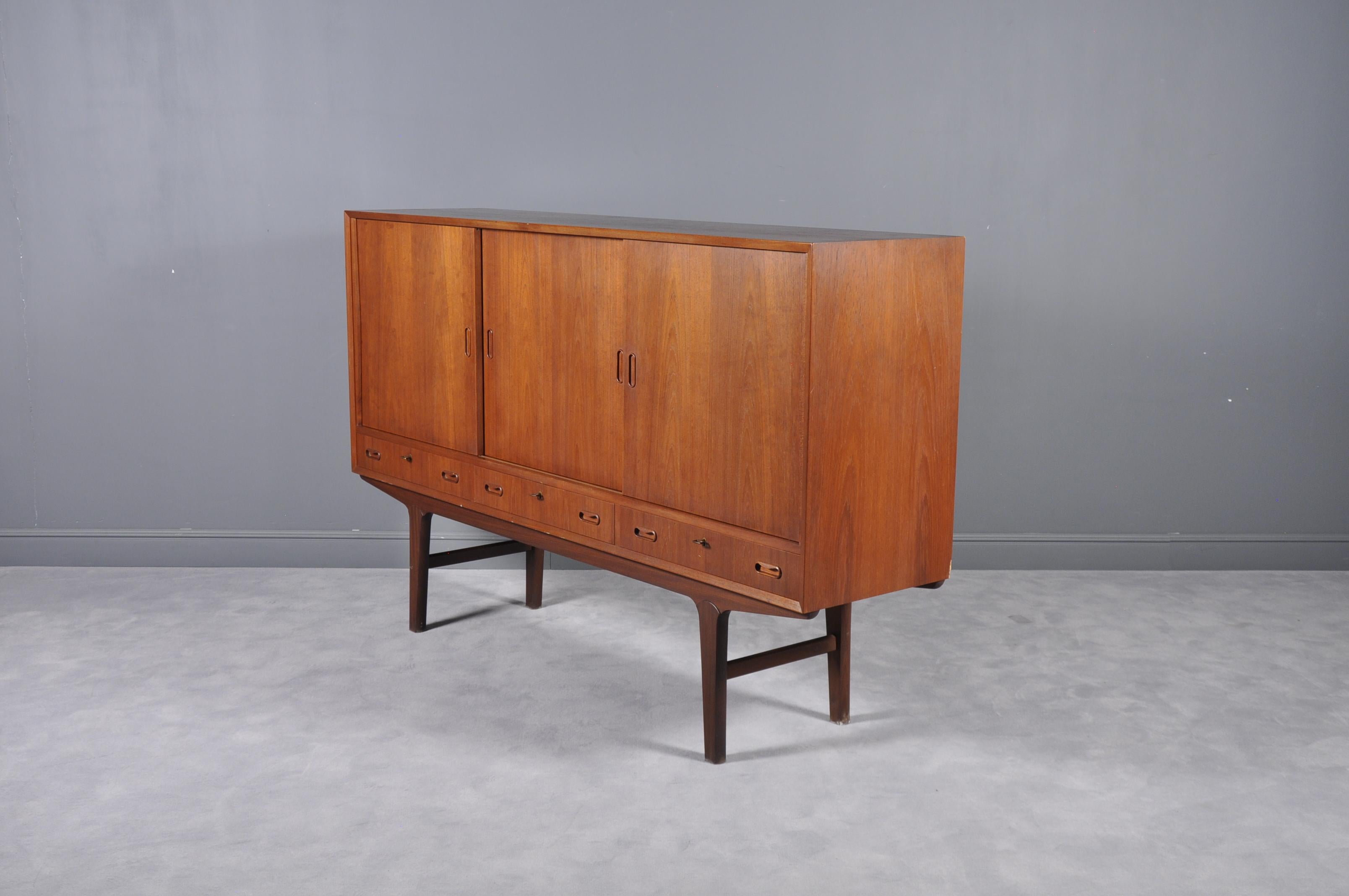 Mid-Century Modern Danish Teak Highboard, 1960s im Zustand „Gut“ in Bucharest, RO